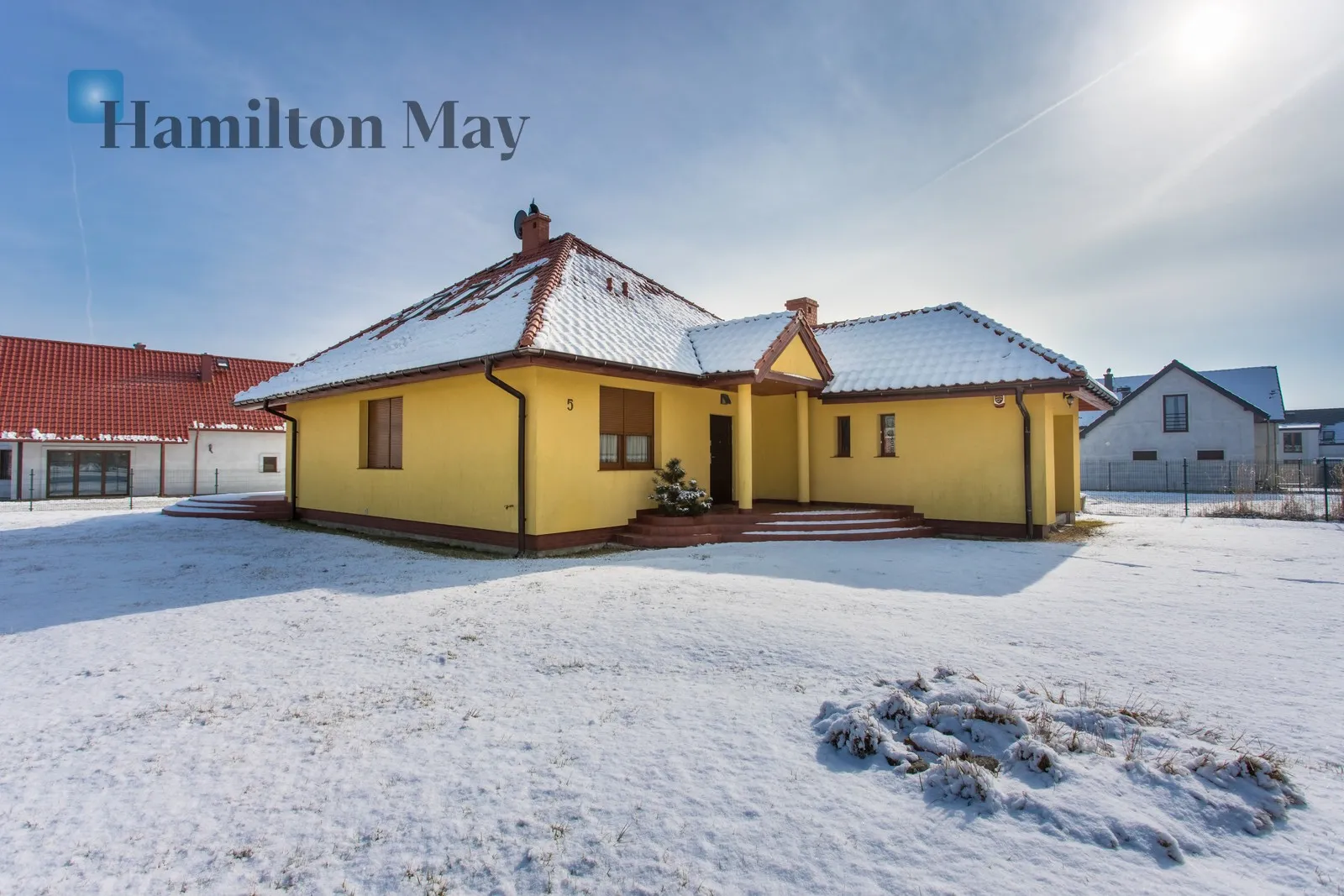 Продається функціональний окремий будинок корисною площею 166,57 м², розташований на ділянці площею 761 м².

Будівля була побудована в 2014 році та ідеально підходить для сім'ї, яка шукає комфортне житло з гнучким плануванням та кількома джерелами опалення. - slider