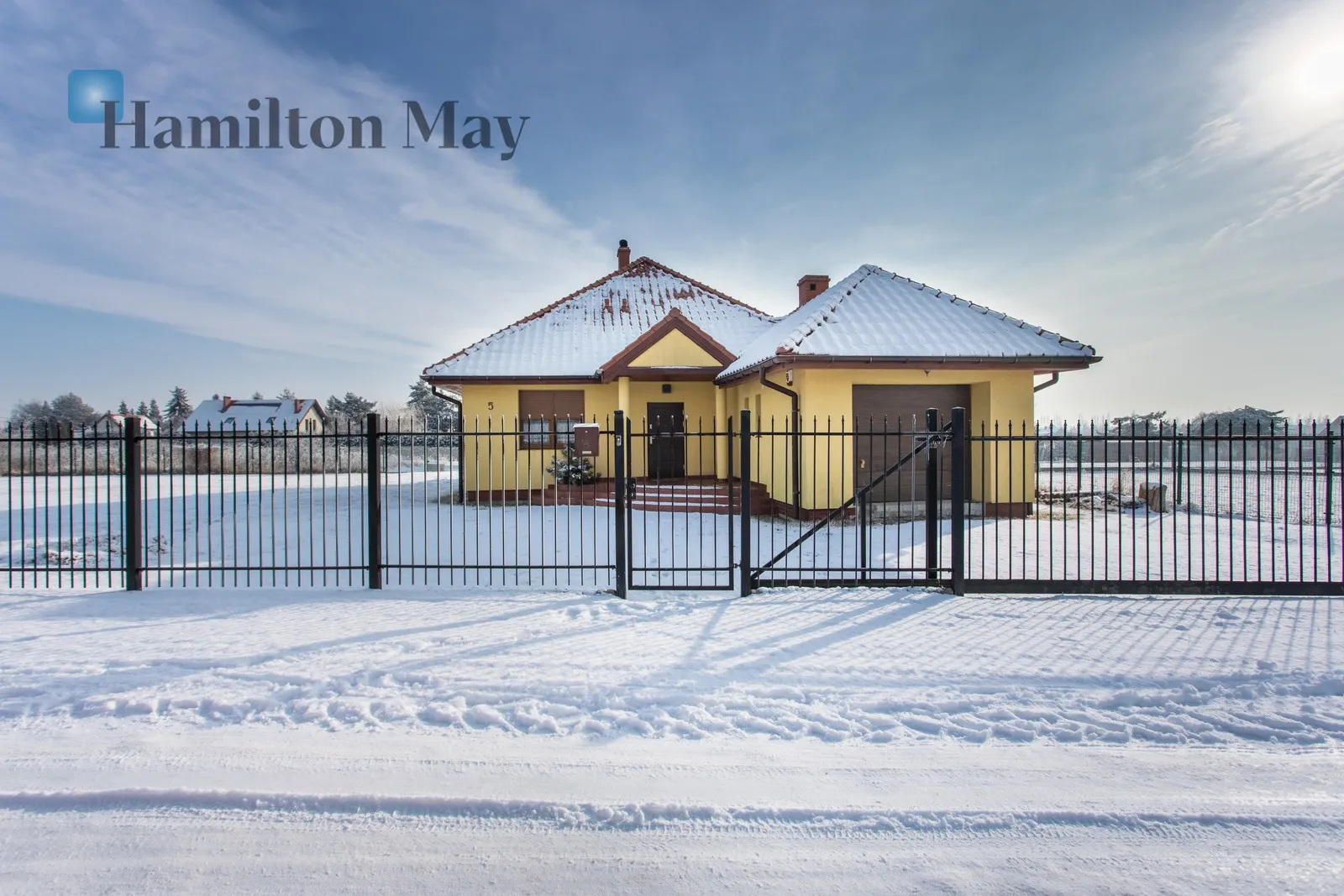 Продається функціональний окремий будинок корисною площею 166,57 м², розташований на ділянці площею 761 м².

Будівля була побудована в 2014 році та ідеально підходить для сім'ї, яка шукає комфортне житло з гнучким плануванням та кількома джерелами опалення. - slider