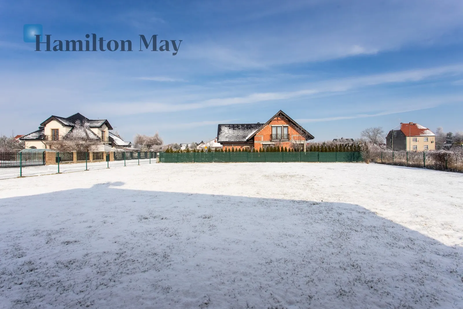 Продається функціональний окремий будинок корисною площею 166,57 м², розташований на ділянці площею 761 м².

Будівля була побудована в 2014 році та ідеально підходить для сім'ї, яка шукає комфортне житло з гнучким плануванням та кількома джерелами опалення. - slider