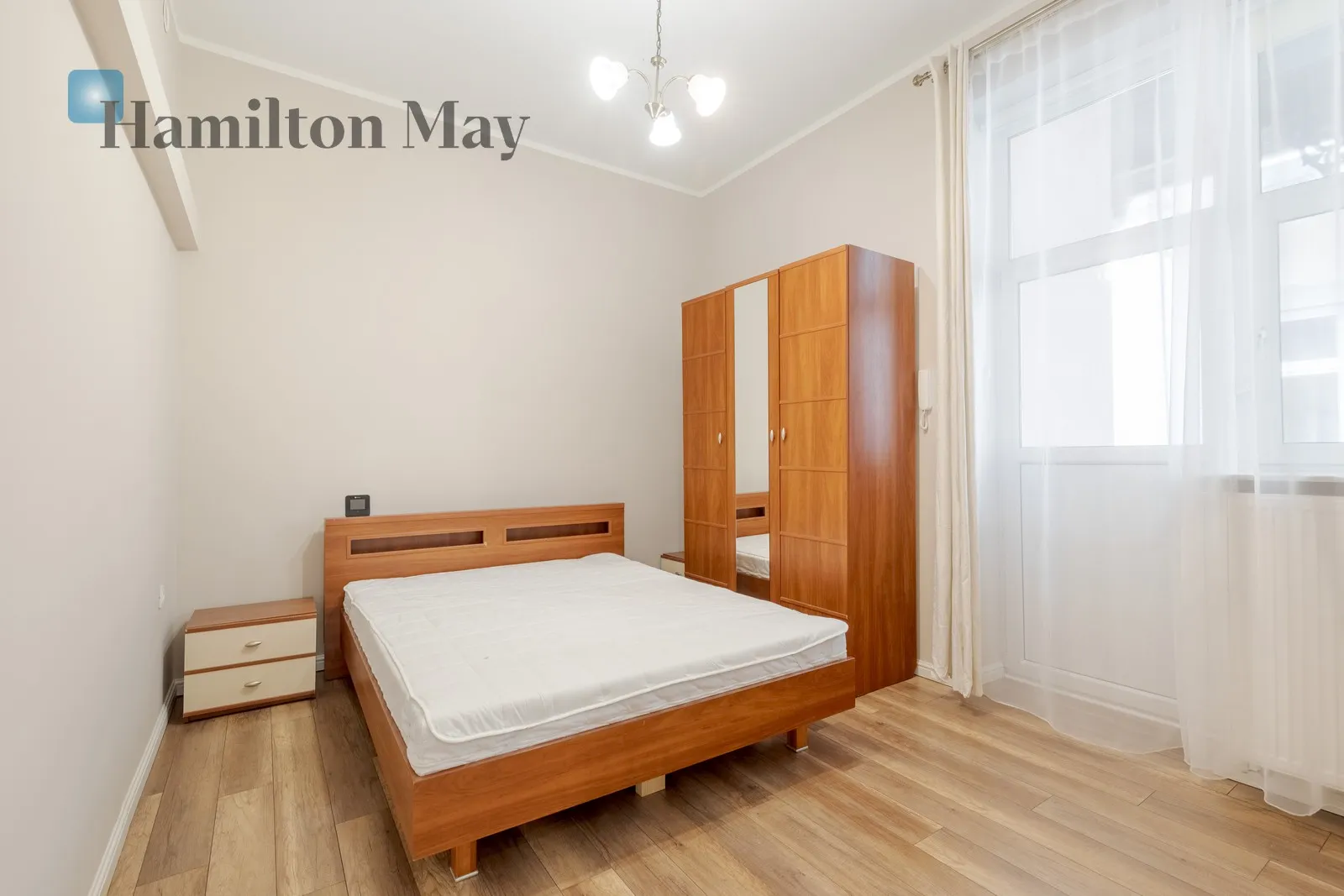 Street: Podzamcze Region: Stare Miasto Level: 2 Price: 6500 PLN Bedrooms: 3 - slider