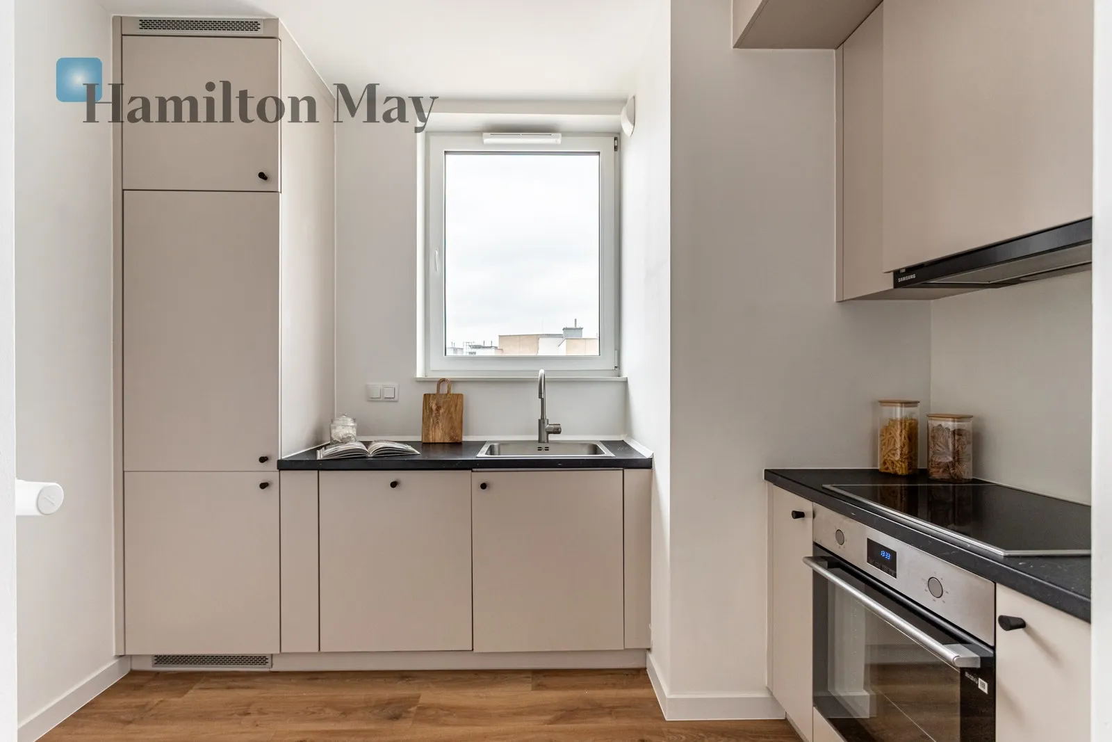 City: Warszawa Street: Bokserska Region: Mokotów Subregion: Służewiec Distance to centre: 6.51 km Level: 8 Price: 2100000 PLN Bedrooms: 3 - slider