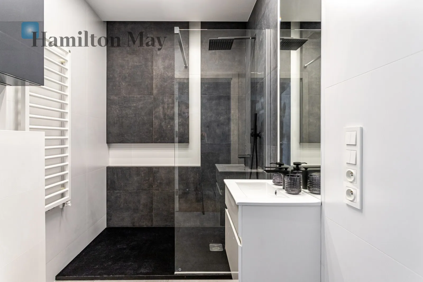 Spacious Apartment with Balcony in Wola - slider