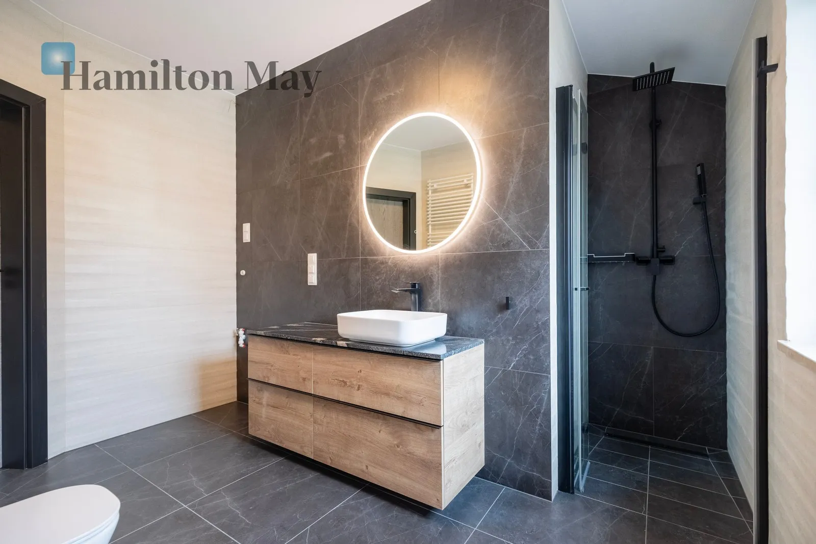 Level: -9 Price: 7500 PLN Bedrooms: 4 Bathrooms: 2 Size: 139.5m2 Price/m2: 54 PLN - slider