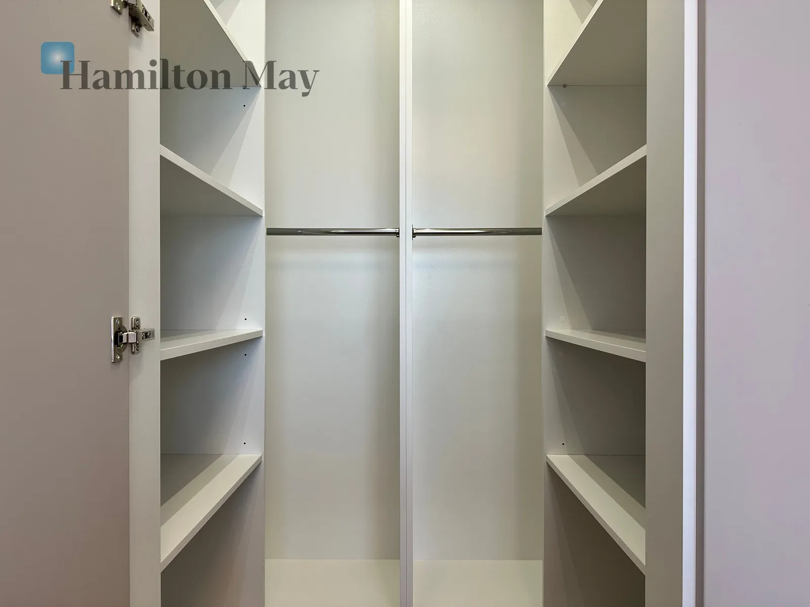 City: Warszawa Street: Bokserska Region: Mokotów Subregion: Służewiec Distance to centre: 6.51 km Level: 5 Price: 1380000 PLN - slider