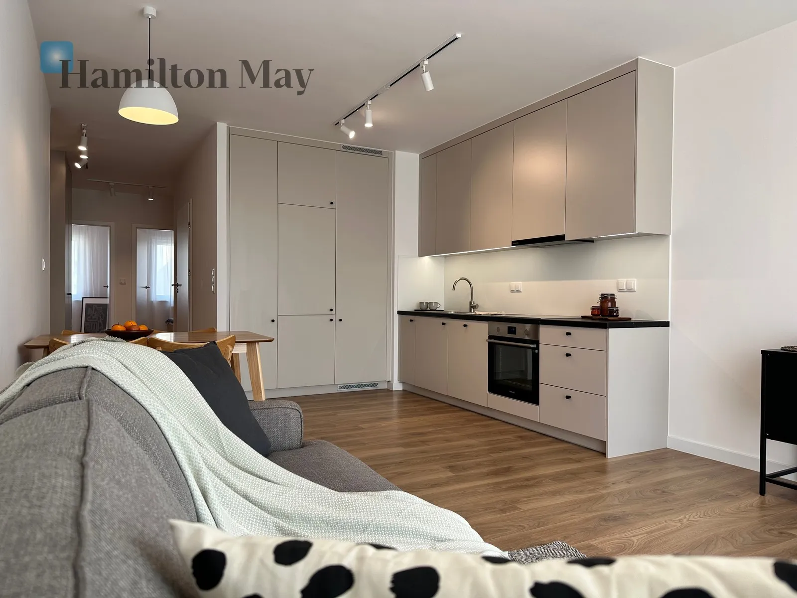 Street: Bokserska Region: Mokotów Subregion: Służewiec Distance to centre: 6.51 km Level: 5 Price: 1380000 PLN Bedrooms: 2 Bathrooms: 2 Size: 66.65m2 - slider