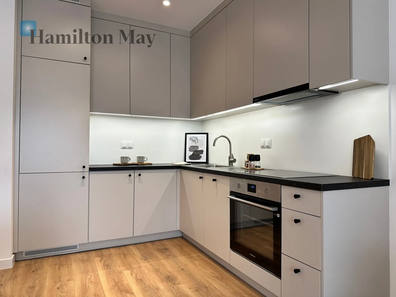 Street: Bokserska Region: Mokotów Subregion: Służewiec Distance to centre: 6.51 km Level: 5 Price: 960000 PLN Bedrooms: 1 Bathrooms: 1 - slider