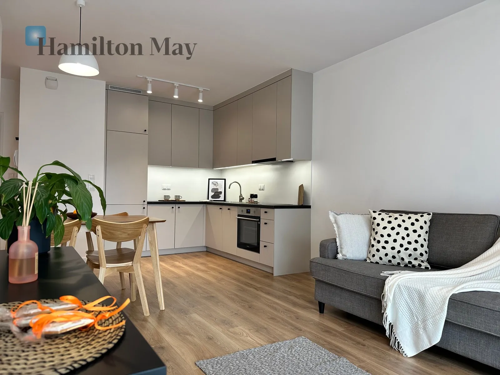 City: Warszawa Street: Bokserska Region: Mokotów Subregion: Służewiec Distance to centre: 6.51 km Level: 5 Price: 960000 PLN Bedrooms: 1 - slider