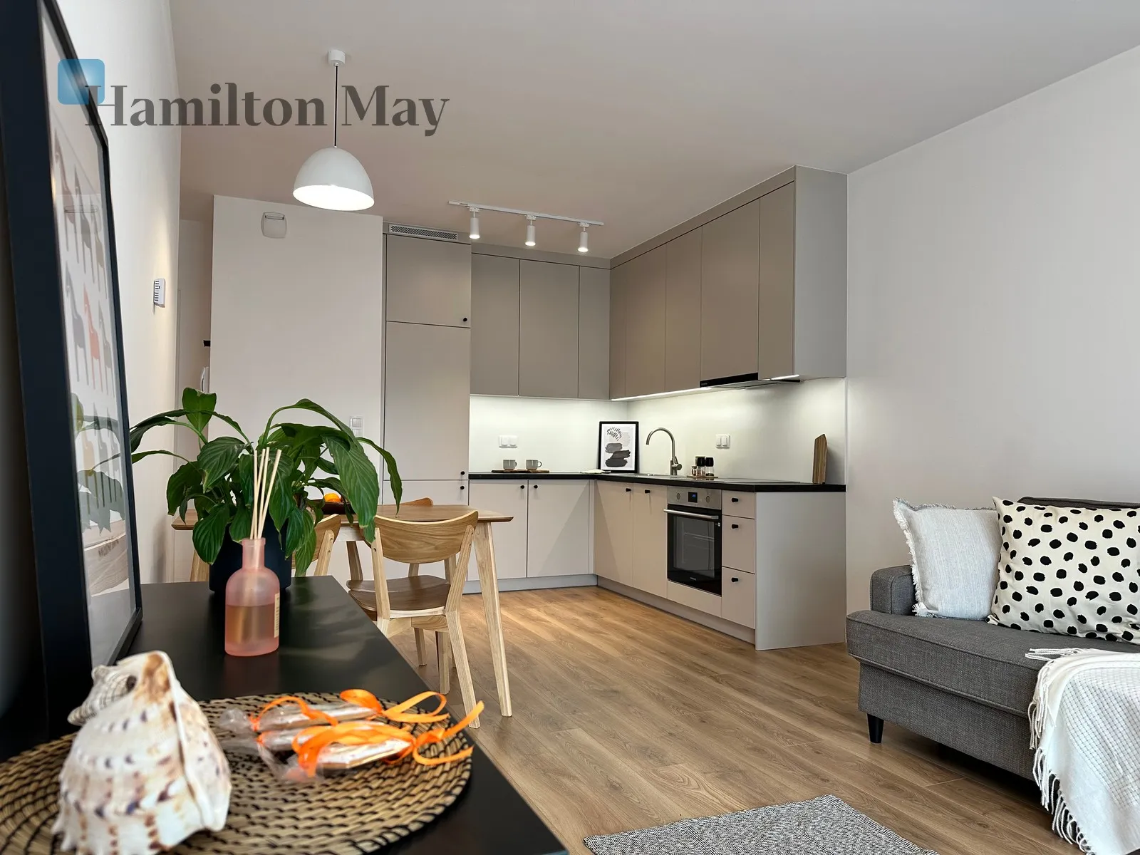 Region: Mokotów Subregion: Służewiec Distance to centre: 6.51 km Level: 5 Price: 960000 PLN Bedrooms: 1 Bathrooms: 1 Size: 45.11m2 Price/m2: 21281 PLN - slider