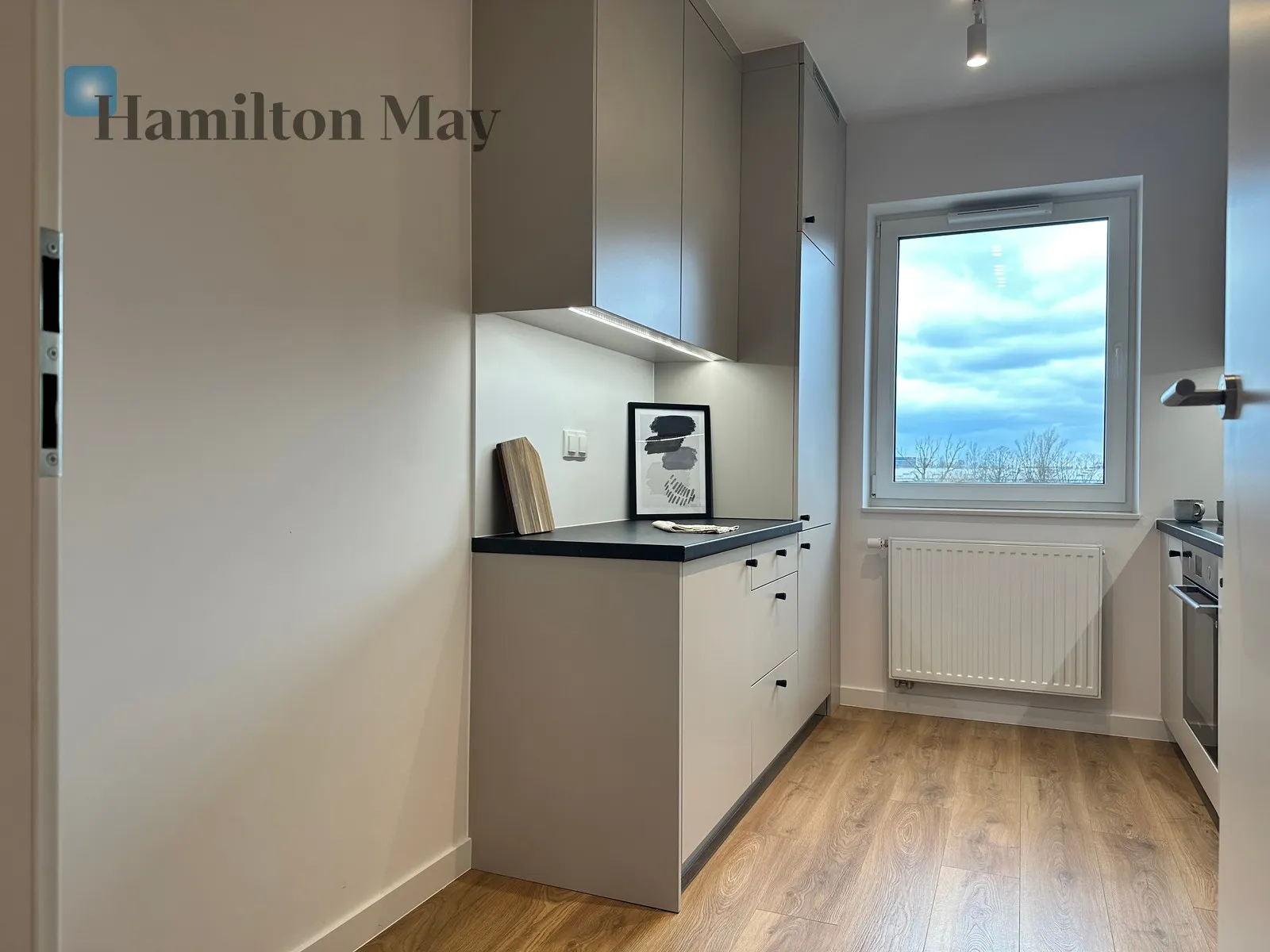 City: Warszawa Street: Bokserska Region: Mokotów Subregion: Służewiec Distance to centre: 6.51 km Level: 8 Price: 1029000 PLN Bedrooms: 1 - slider