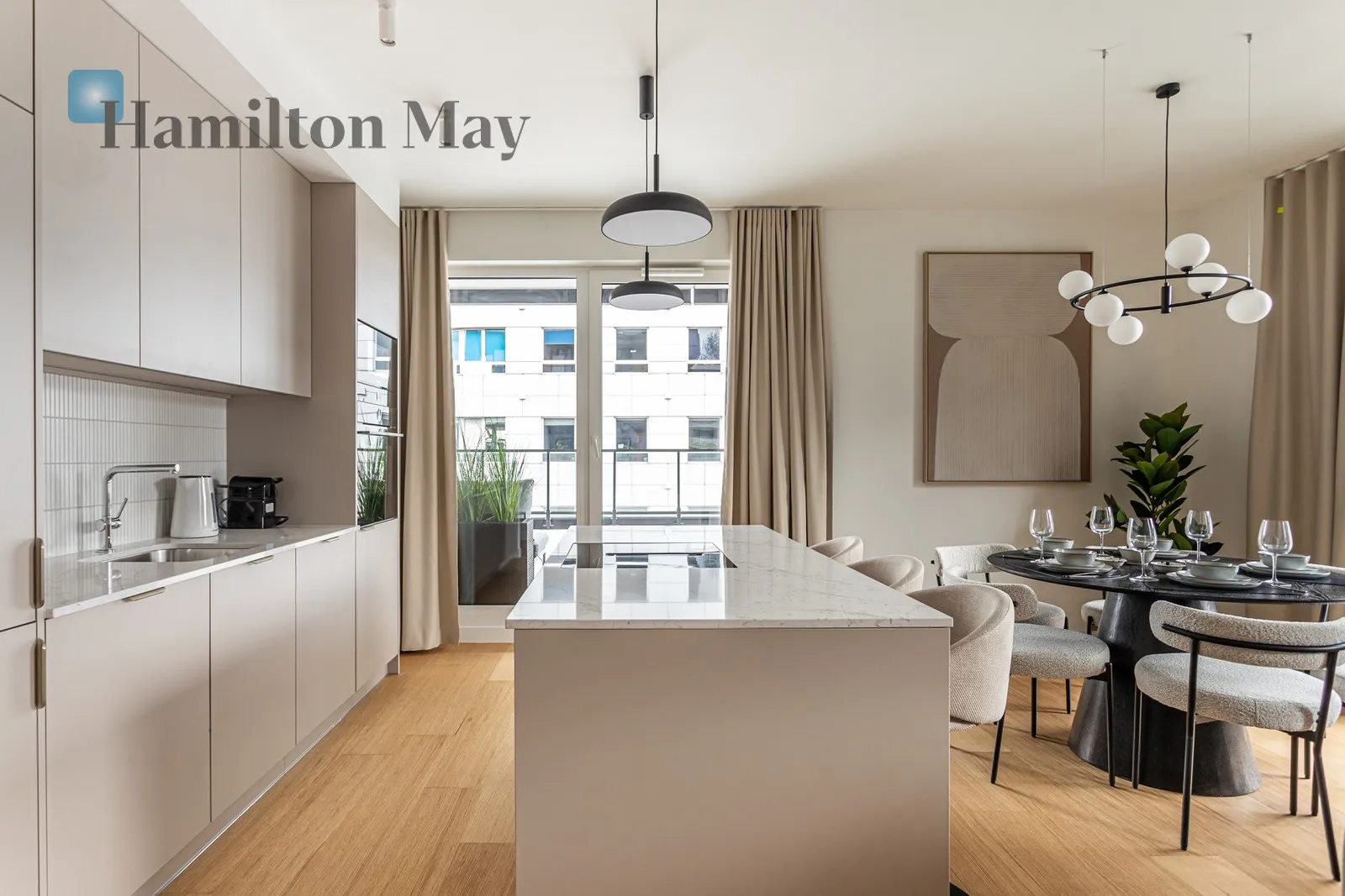 City: Warszawa Street: Domaniewska Region: Mokotów Subregion: Służewiec Distance to centre: 5.29 km Level: 7 Price: 15600 PLN Bedrooms: 3 Bathrooms: 2 Size: 85m2 - slider