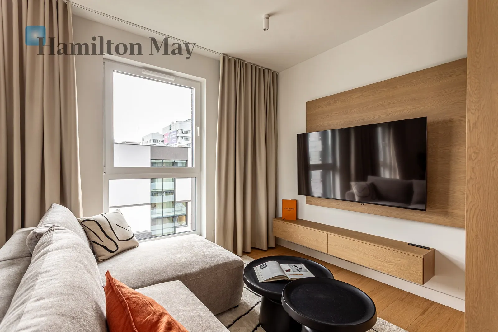 City: Warszawa Street: Domaniewska Region: Mokotów Subregion: Służewiec Distance to centre: 5.29 km Level: 7 Price: 15600 PLN Bedrooms: 3 Bathrooms: 2 - slider