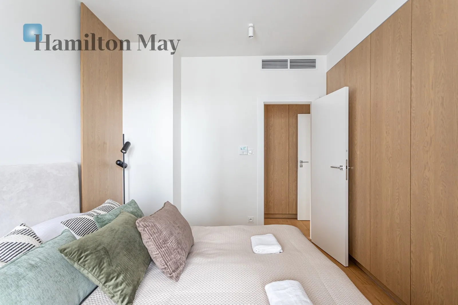 City: Warszawa Street: Domaniewska Region: Mokotów Subregion: Służewiec Distance to centre: 5.29 km Level: 7 Price: 15600 PLN - slider
