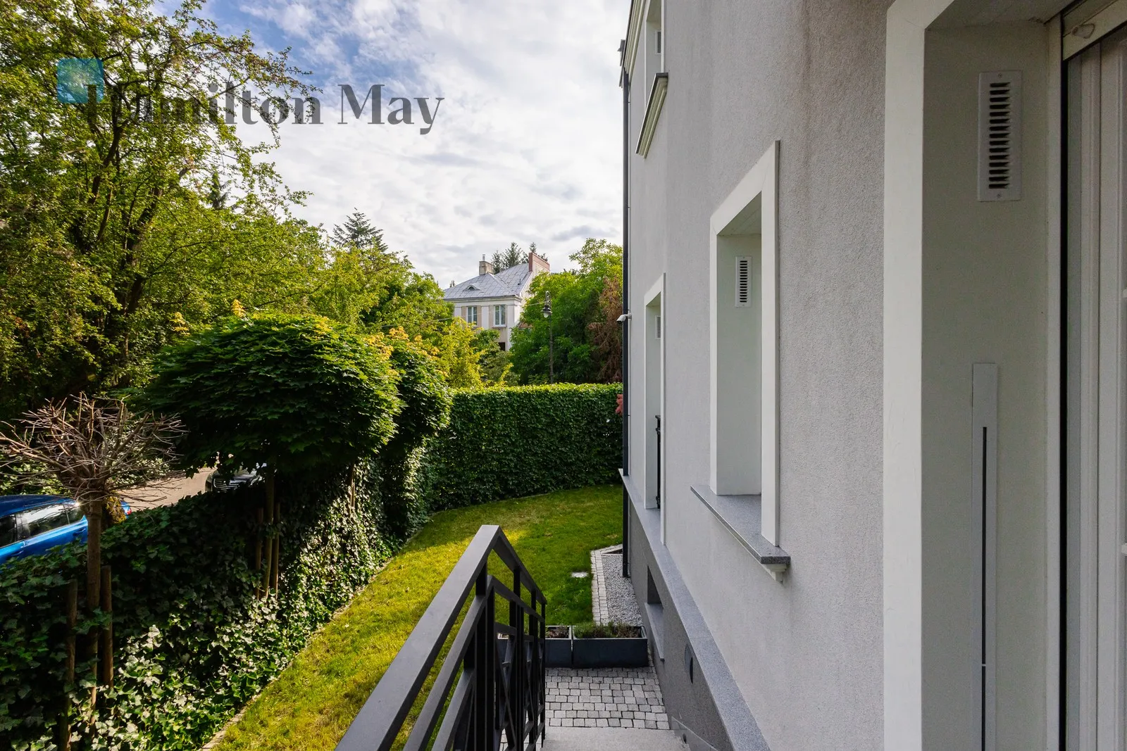 Distance to centre: 2.94 km Price: 11000 EUR Bedrooms: 6 Bathrooms: 4 - slider