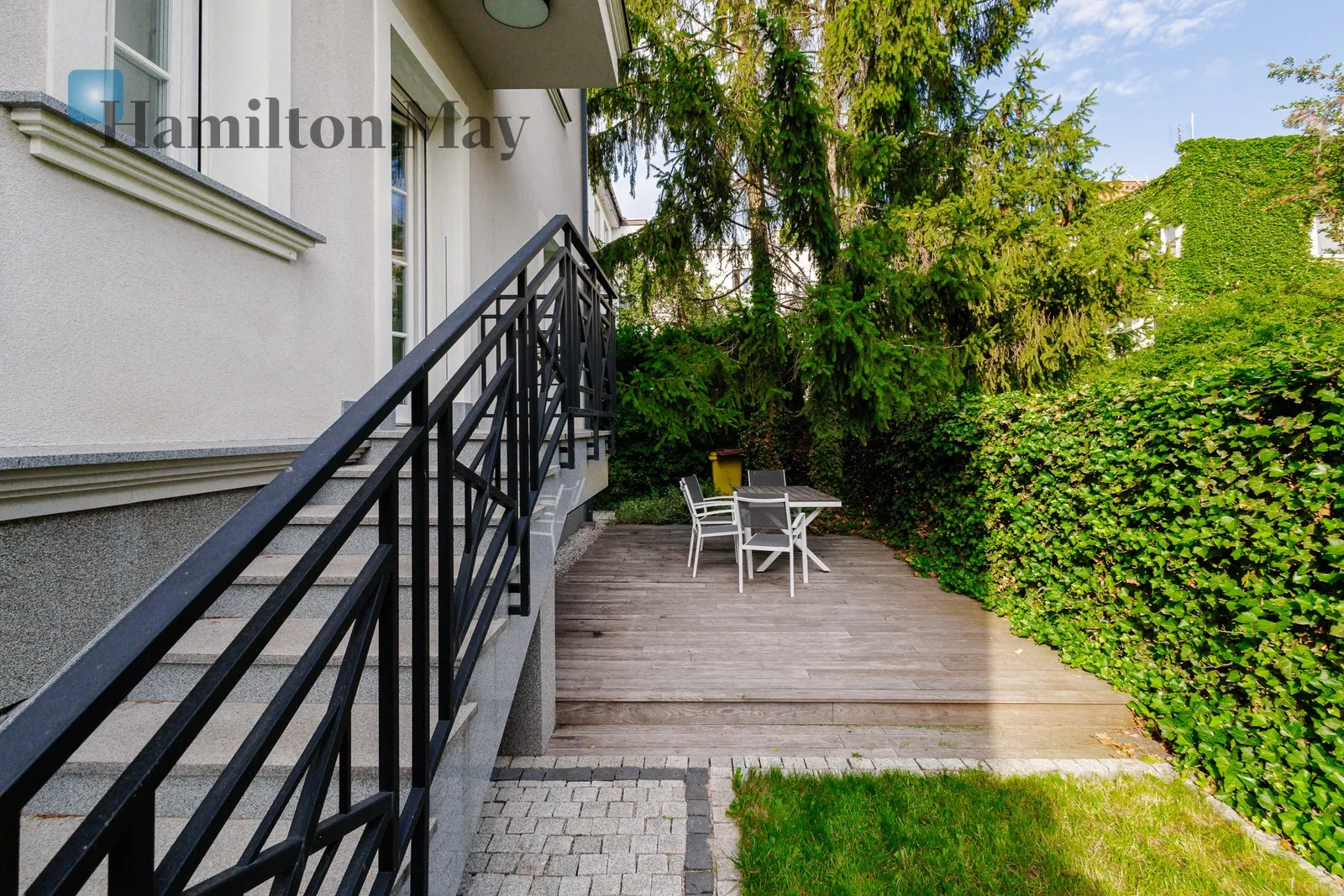Price: 11000 EUR Bedrooms: 6 Bathrooms: 4 Plot size: 500m2 - slider