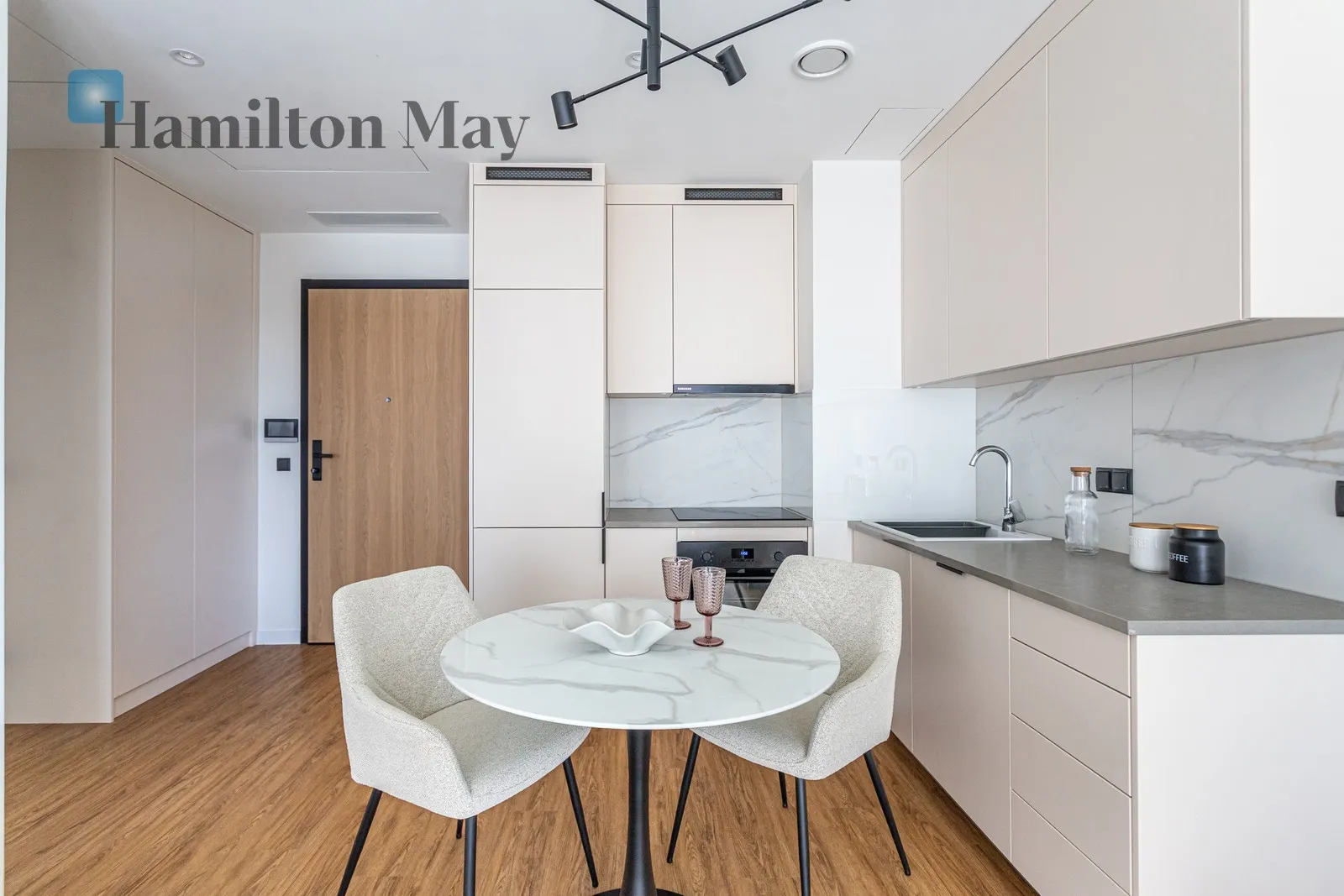 Street: Prosta Region: Wola Subregion: Czyste Distance to centre: 1.96 km Level: 6 Price: 4500 PLN Bedrooms: 1 Bathrooms: 1 - slider