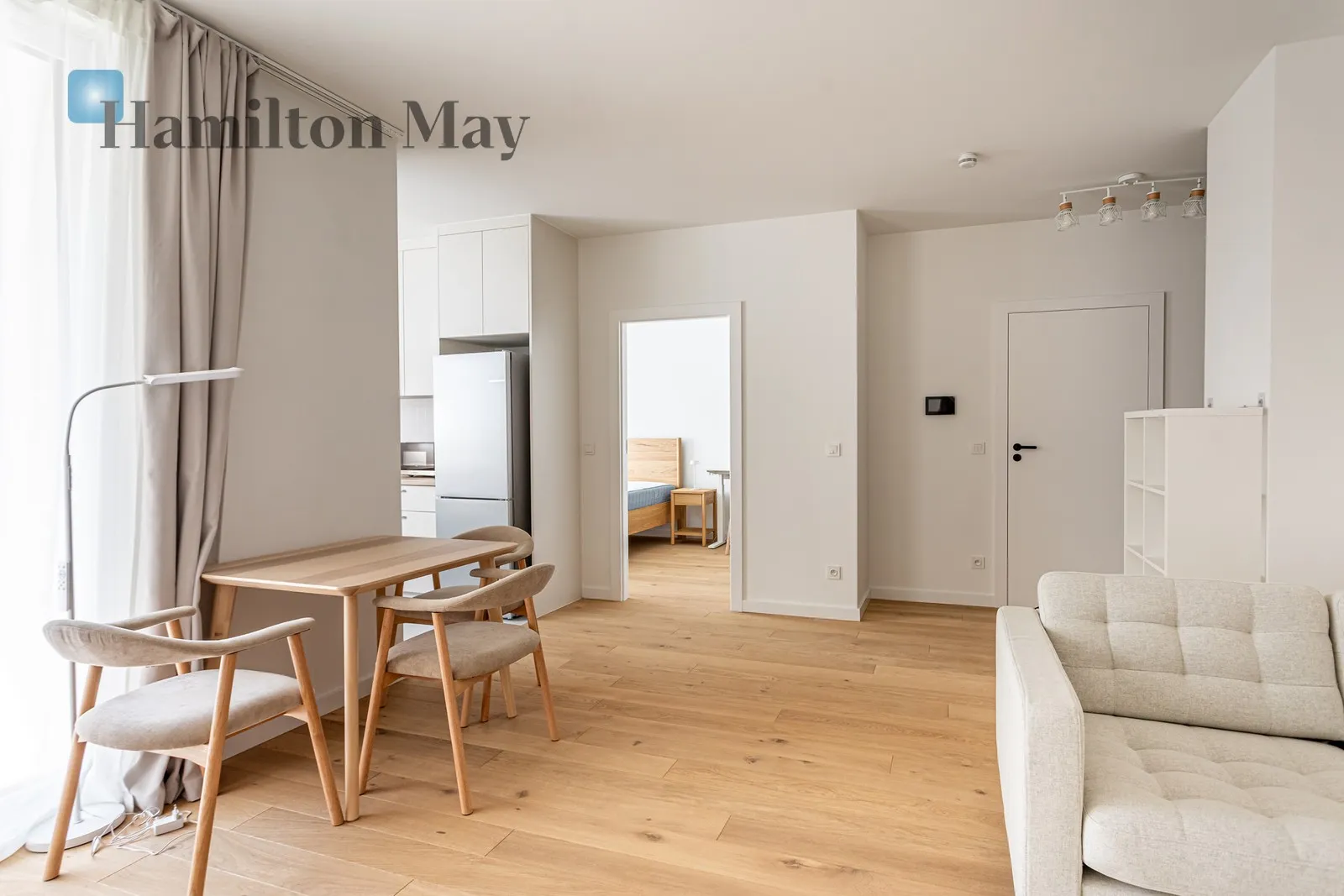 City: Warszawa Street: Aleja Krakowska Region: Włochy Subregion: Nowe Włochy Distance to centre: 5.18 km Level: 4 Price: 3600 PLN Bedrooms: 1 - slider