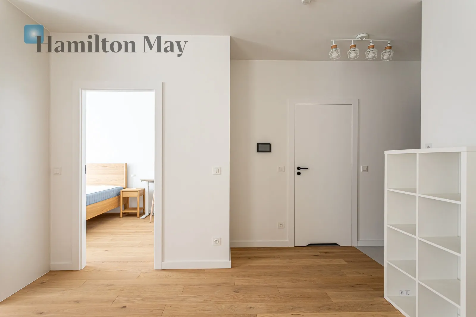 Street: Aleja Krakowska Region: Włochy Subregion: Nowe Włochy Distance to centre: 5.18 km Level: 4 Price: 3600 PLN Bedrooms: 1 Bathrooms: 1 - slider