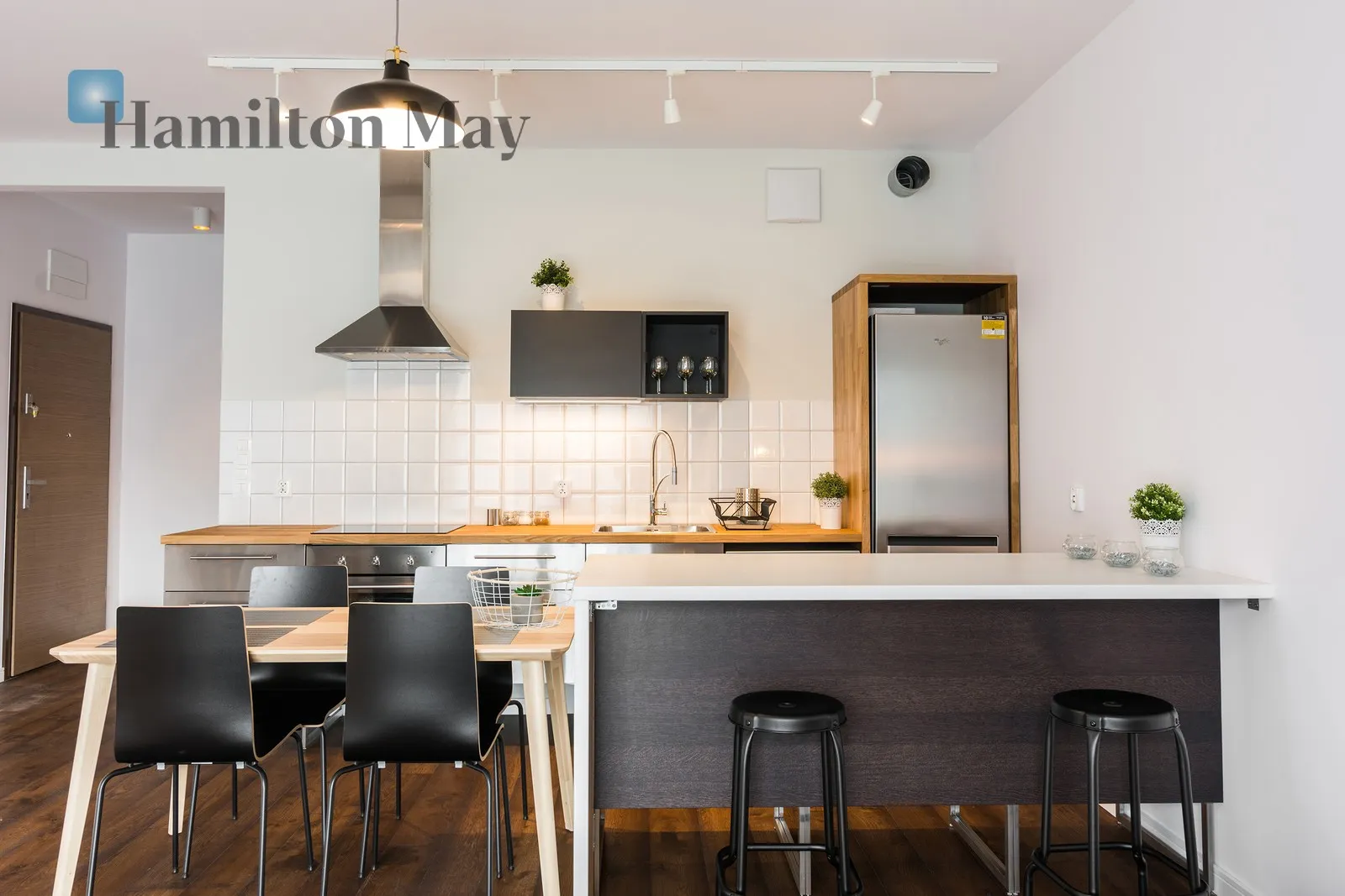 Elegant apartment with a balcony in the NOVUM development, in the heart of Krakow - slider