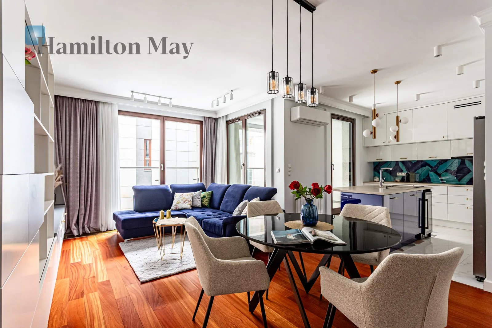 City: Warszawa Street: Oboźna Region: Śródmieście Subregion: Powiśle Distance to centre: 1.15 km Level: 3 Price: 6500 PLN Bedrooms: 1 Bathrooms: 2 Size: 72m2 - slider