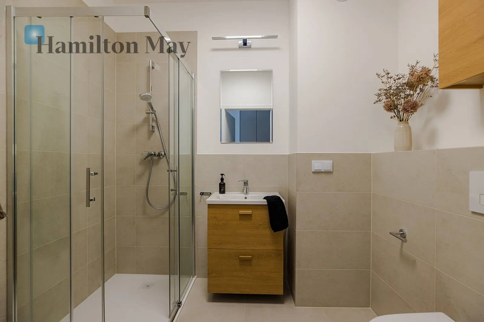 City: Warszawa Street: Wschodu Słońca Region: Włochy Subregion: Raków Distance to centre: 5.73 km Level: 5 Price: 1700000 PLN - slider