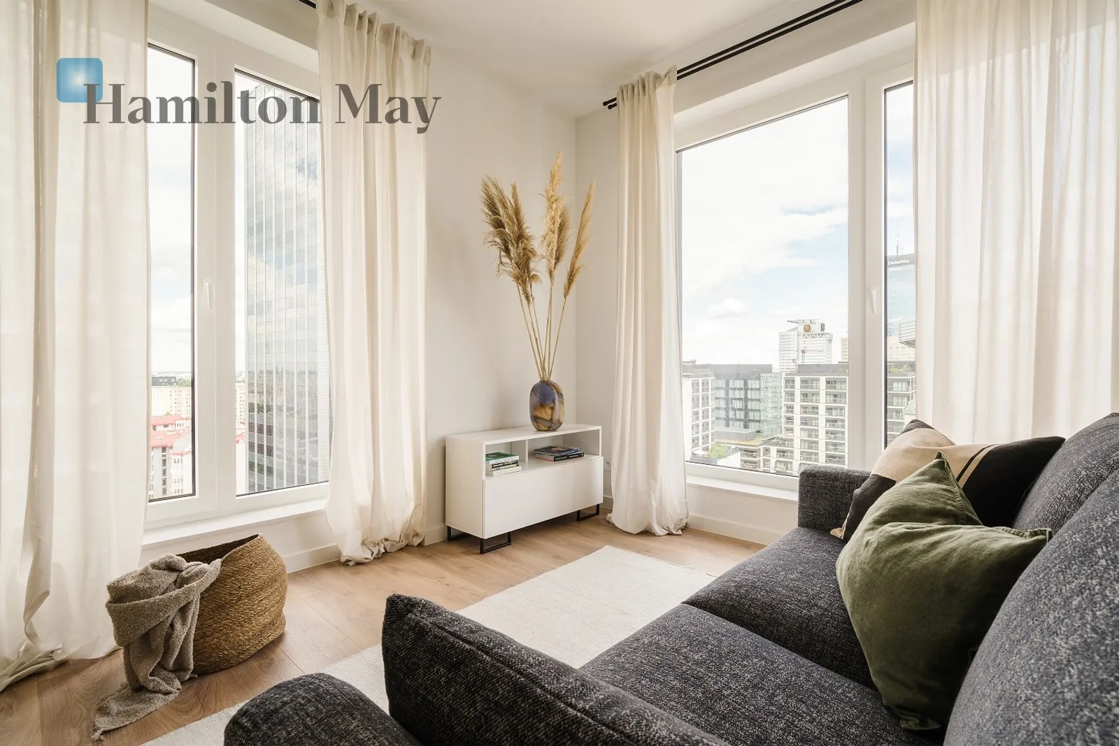 City: Warszawa Street: Grzybowska Region: Wola Subregion: Mirów Distance to centre: 1.6 km Level: 11 Price: 1341000 PLN Bedrooms: 1 Bathrooms: 1 Size: 42.79m2 - slider