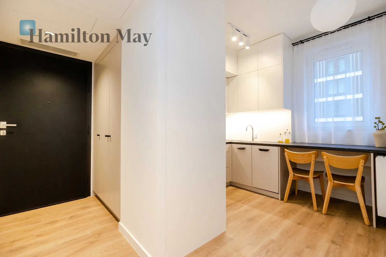 City: Warszawa Street: Grzybowska Region: Wola Subregion: Mirów Distance to centre: 1.6 km Level: 7 Price: 1230000 PLN Bedrooms: 2 Bathrooms: 1 - slider