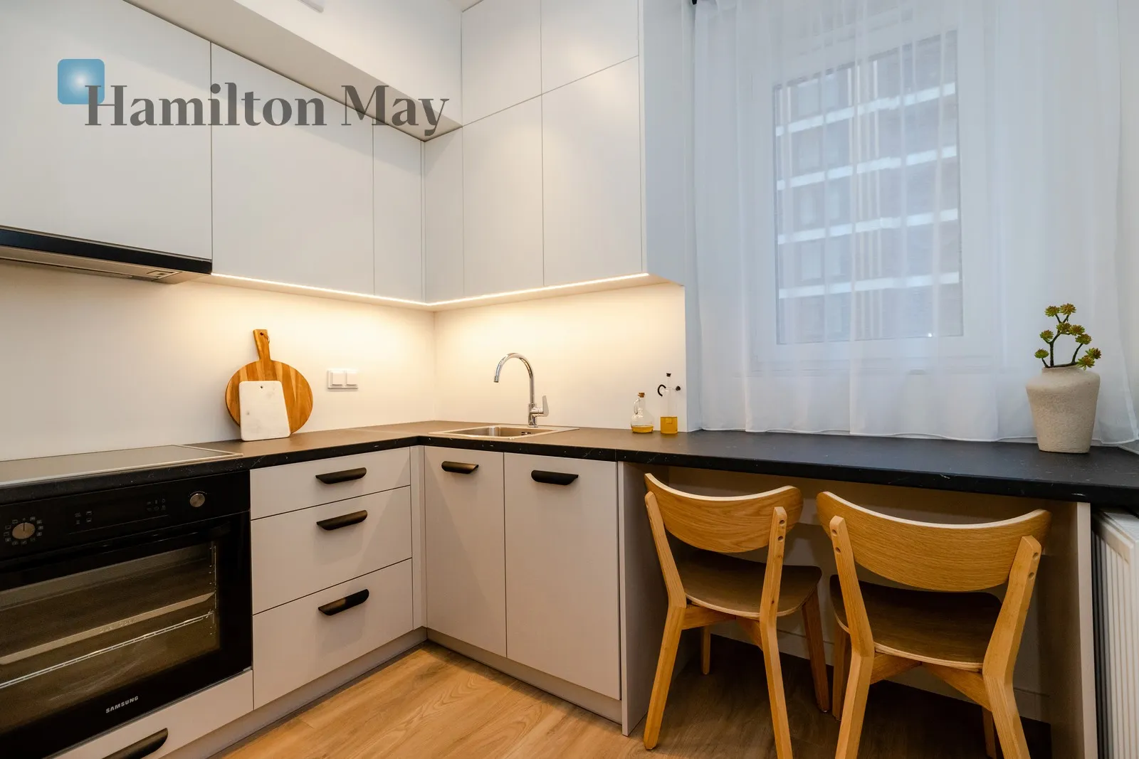 Street: Grzybowska Region: Wola Subregion: Mirów Distance to centre: 1.6 km Level: 7 Price: 1230000 PLN Bedrooms: 2 Bathrooms: 1 Size: 42.88m2 - slider