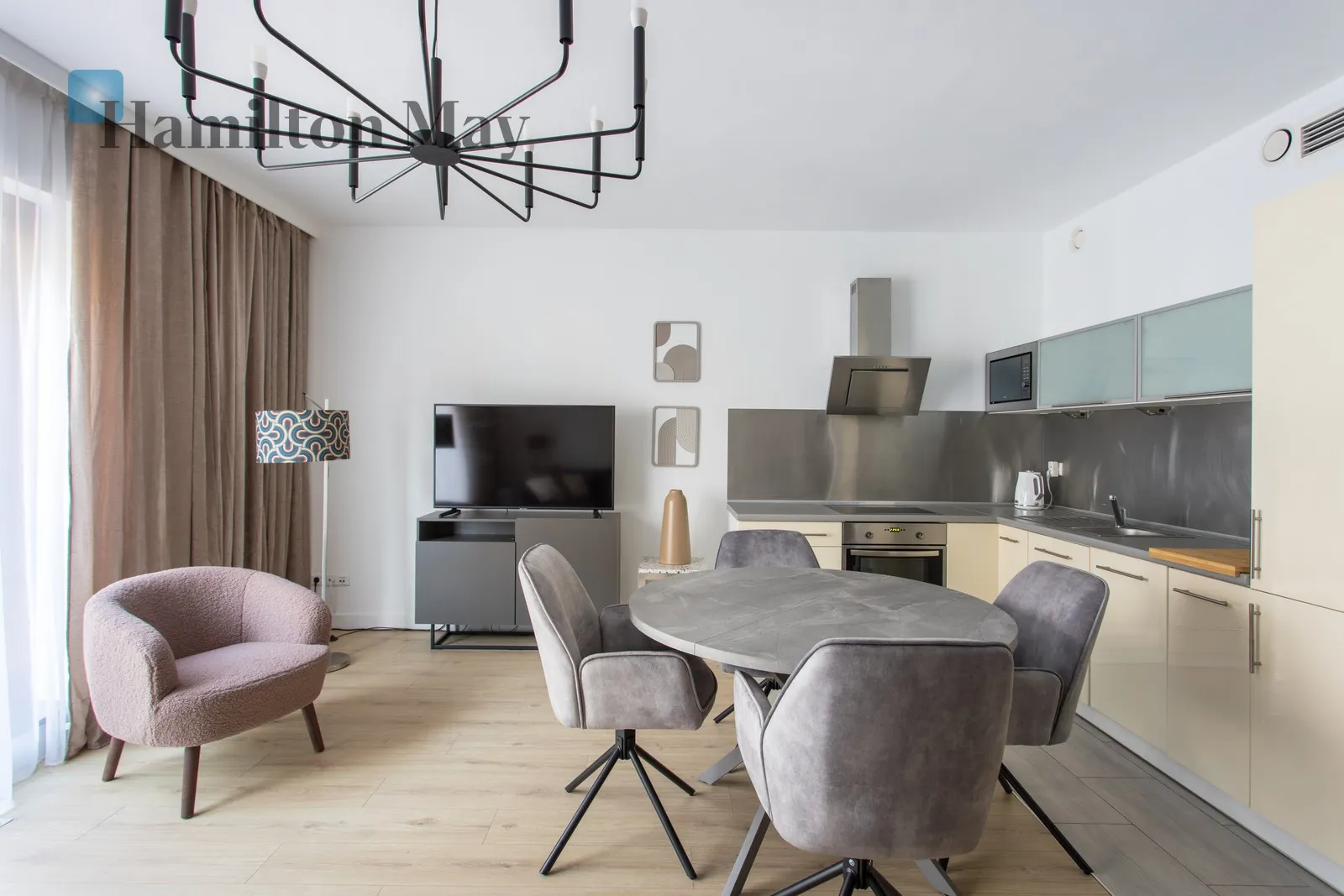 Street: Krawiecka Region: Stare Miasto Distance to centre: 0.51 km Level: 4 Price: 3700 PLN Bedrooms: 1 - slider