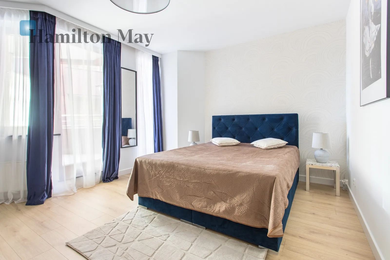 Street: Krawiecka Region: Stare Miasto Distance to centre: 0.51 km Level: 4 Price: 3700 PLN Bedrooms: 1 Bathrooms: 1 Size: 66m2 Price/m2: 56 PLN - slider