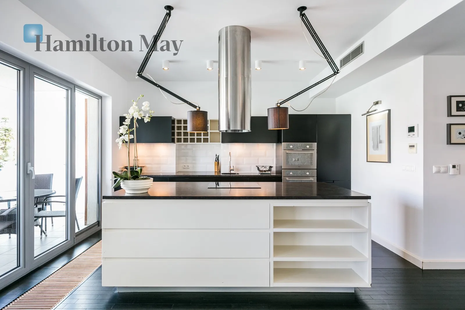 Region: Stare Miasto Subregion: Kazimierz Distance to centre: 1 km Level: 3 Price: 6000 PLN Bedrooms: 2 Bathrooms: 2 Size: 100m2 - slider