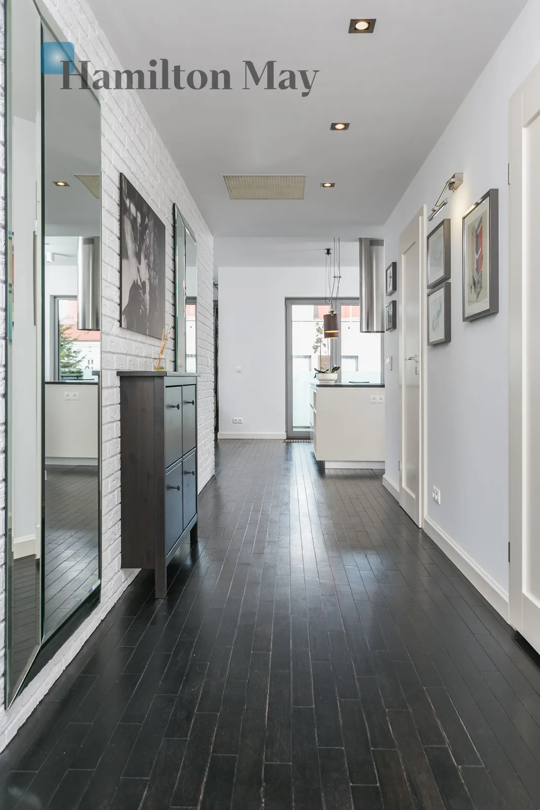 Region: Stare Miasto Subregion: Kazimierz Distance to centre: 1 km Level: 3 Price: 6000 PLN Bedrooms: 2 Bathrooms: 2 - slider