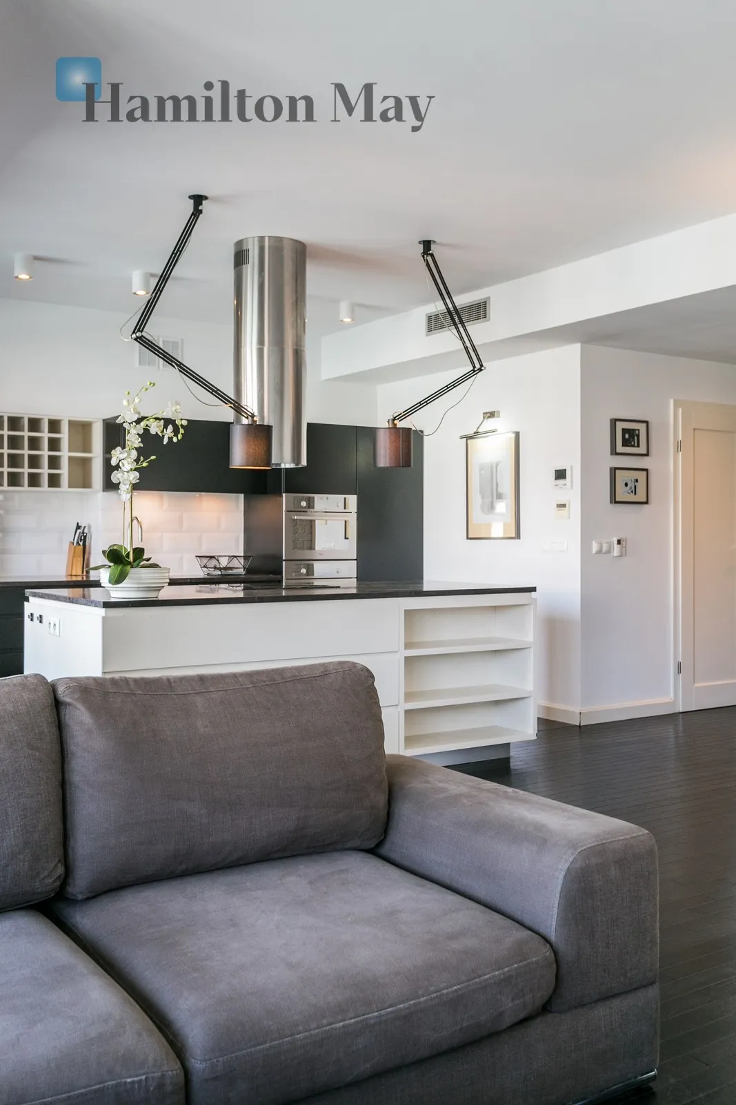Street: Skawińska Region: Stare Miasto Subregion: Kazimierz Distance to centre: 1 km Level: 3 Price: 6000 PLN Bedrooms: 2 Bathrooms: 2 - slider