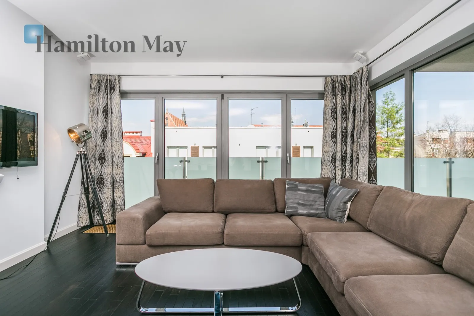 City: Kraków Street: Skawińska Region: Stare Miasto Subregion: Kazimierz Distance to centre: 1 km Level: 3 Price: 6000 PLN Bedrooms: 2 Bathrooms: 2 - slider