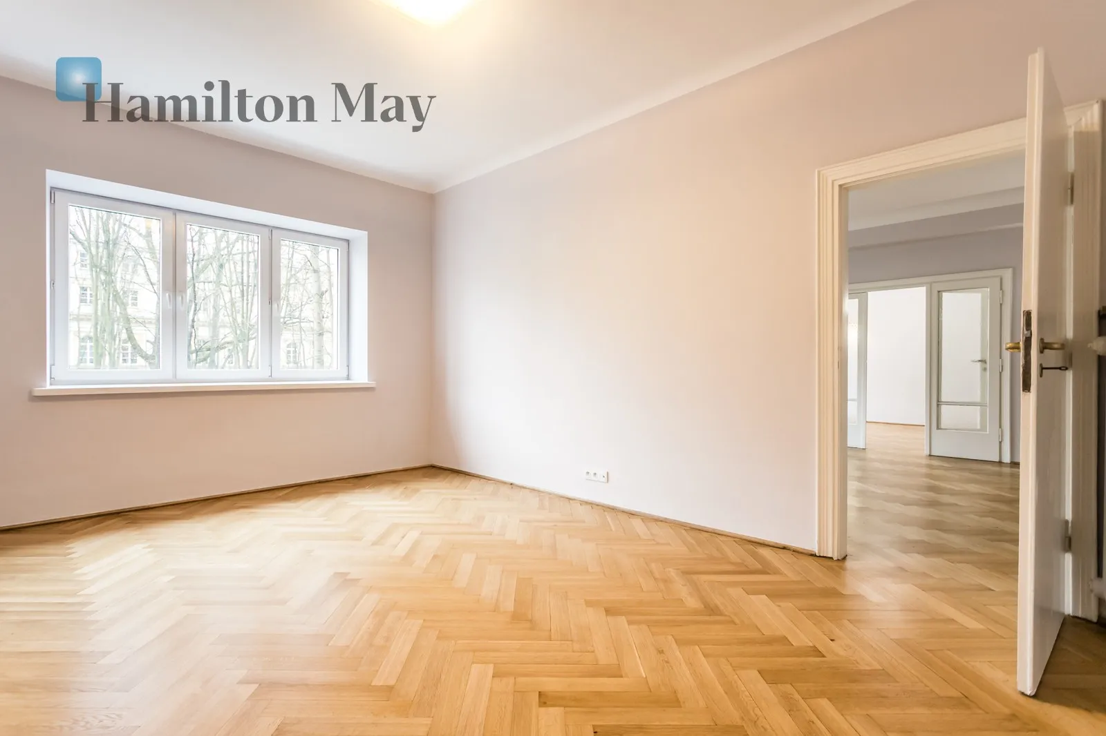 Region: Śródmieście Subregion: Ujazdów Distance to centre: 1.64 km Level: 1 Price: 13000 PLN Bedrooms: null Bathrooms: null Plot size: nullm2 Layout: null Price/m2: 77 PLN - slider
