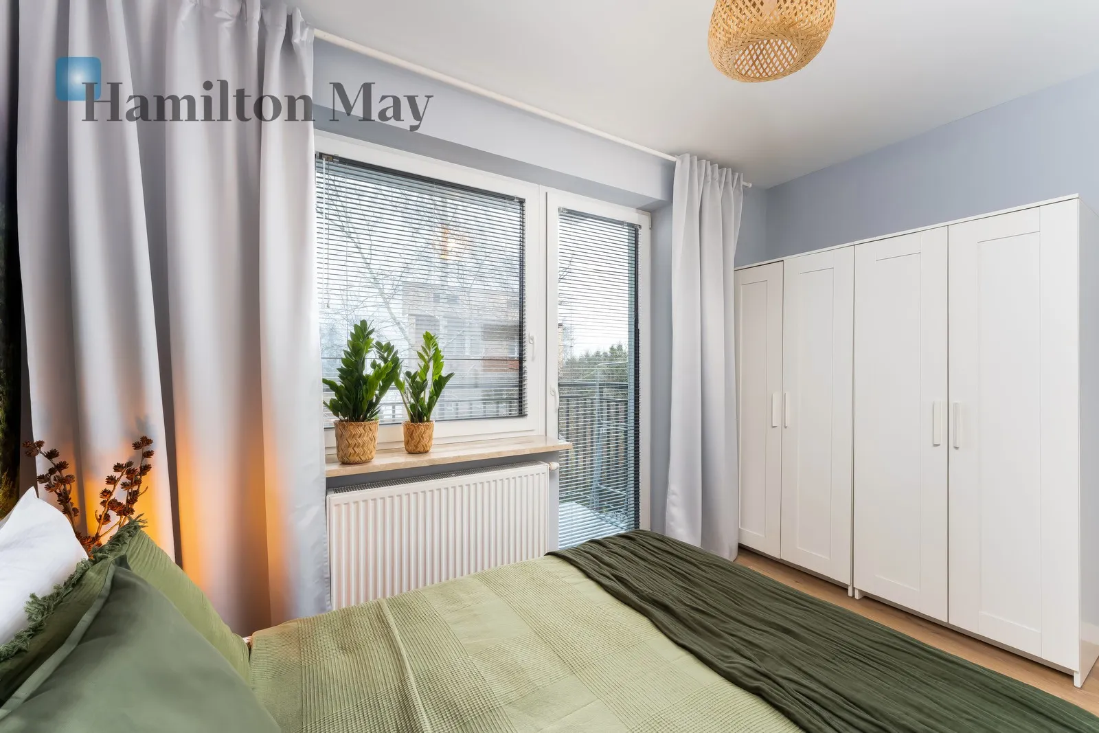 City: Kraków Street: Tyniecka Region: Dębniki Distance to centre: 4.93 km Level: 1 Price: 580000 PLN Bedrooms: 1 - slider