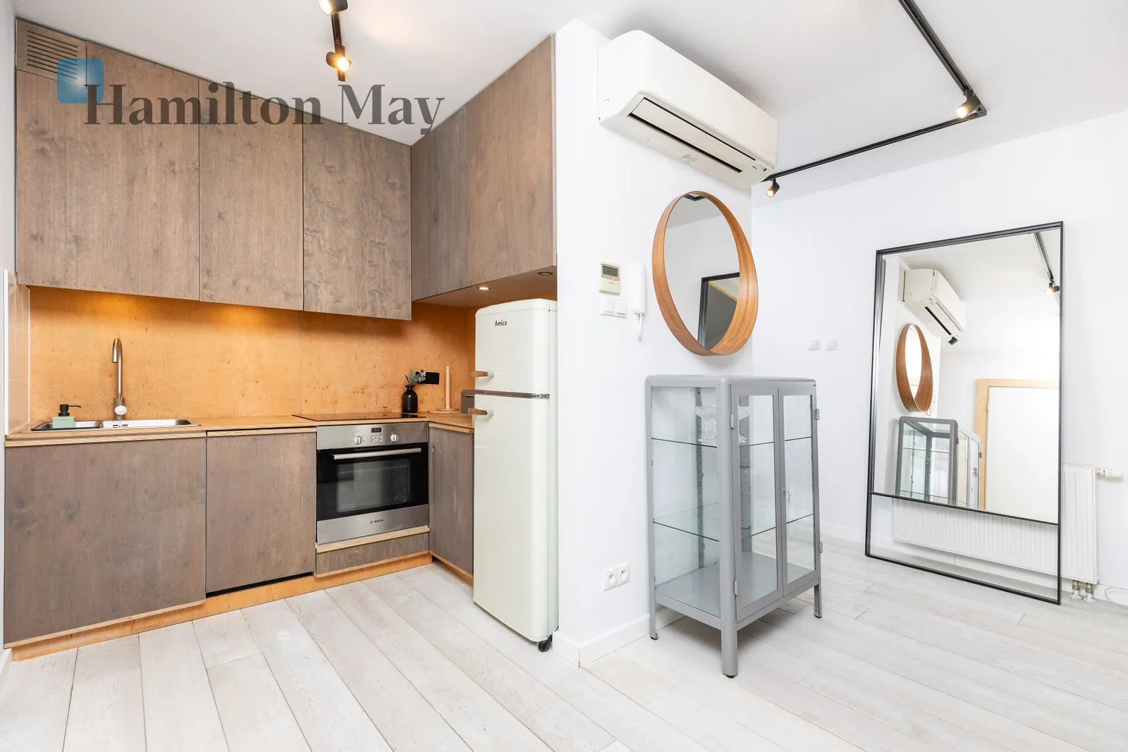 Street: św. Łazarza Region: Grzegórzki Distance to centre: 0.95 km Level: 5 Price: 4000 PLN Bedrooms: 1 - slider