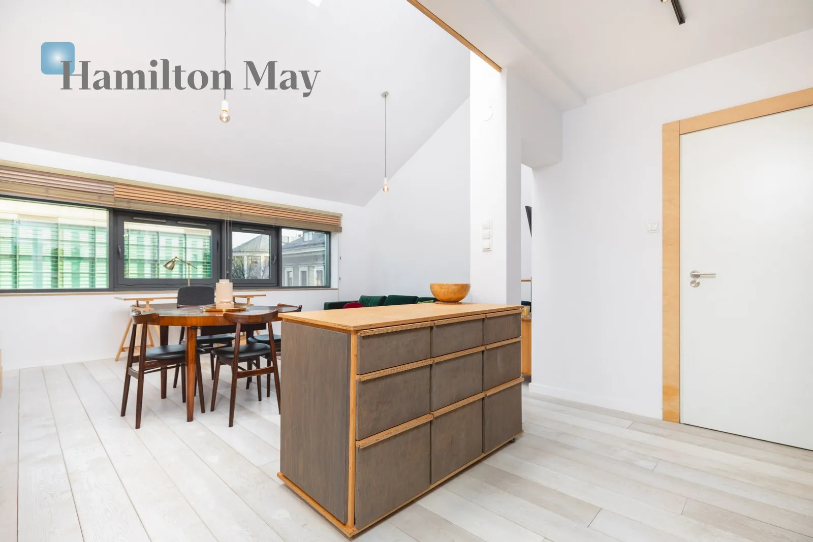 Distance to centre: 0.95 km Level: 5 Price: 4000 PLN Bedrooms: 1 Bathrooms: 1 Size: 62m2 - slider