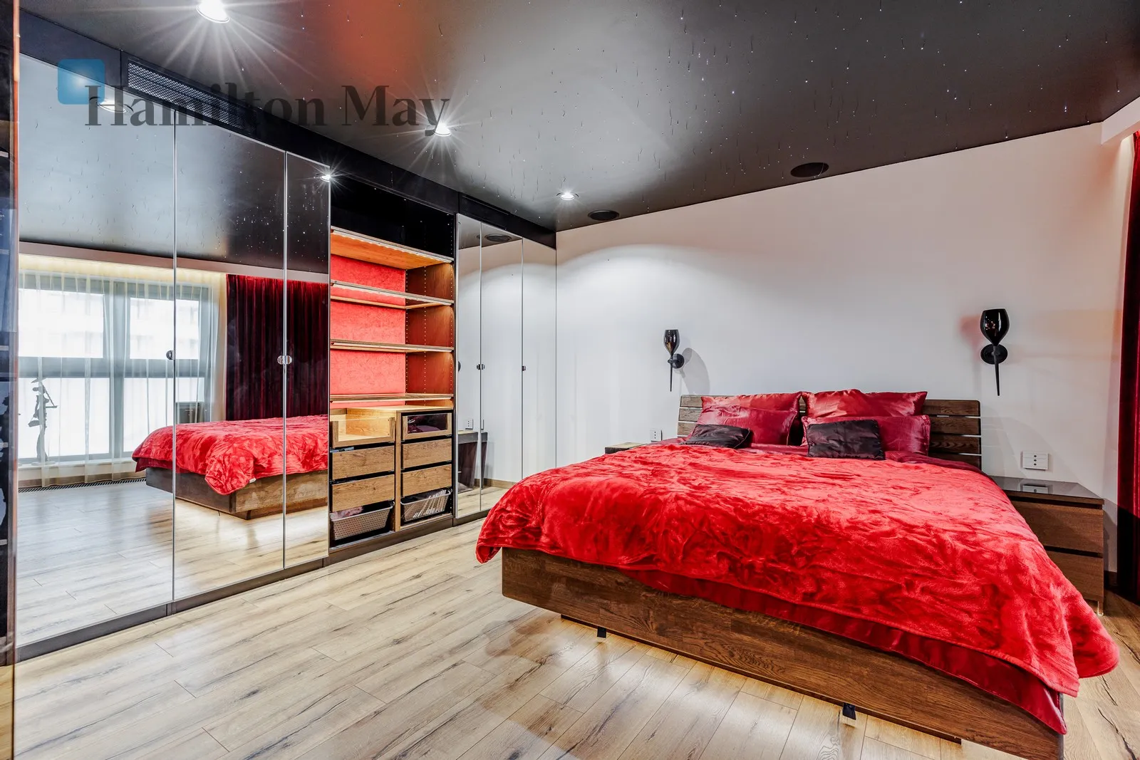 Subregion: Służewiec Distance to centre: 4.81 km Level: 3 Price: 16400 PLN Bedrooms: 2 Bathrooms: 2 Size: 178m2 Price/m2: 92 PLN - slider