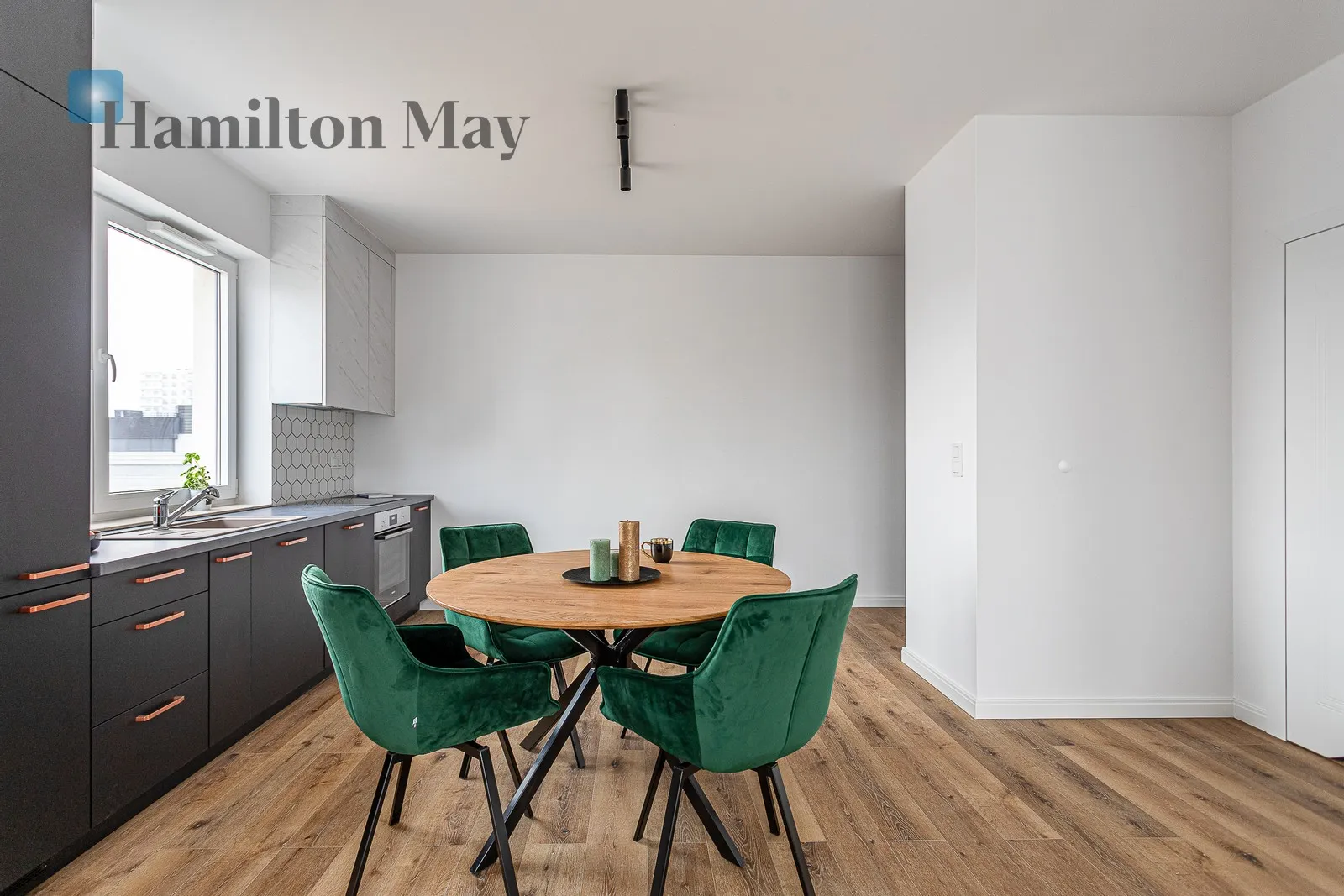 Region: Praga-Południe Subregion: Gocław Distance to centre: 6.56 km Level: 5 Price: 3600 PLN Bedrooms: 1 Bathrooms: 1 Size: 42m2 - slider