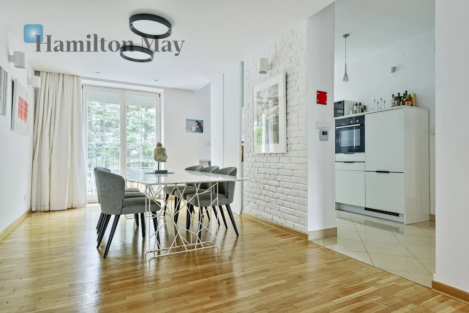 Street: Rumiana Region: Wilanów Subregion: Wilanów Niski Price: 18000 PLN Bedrooms: 5 Bathrooms: 3 Plot size: 550m2 - slider