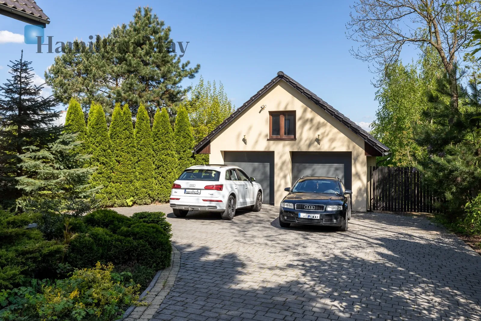 Atrakcyjny 240 metrowy dom na dużej działce z garażem pod lasem Zabierzowskim - slider