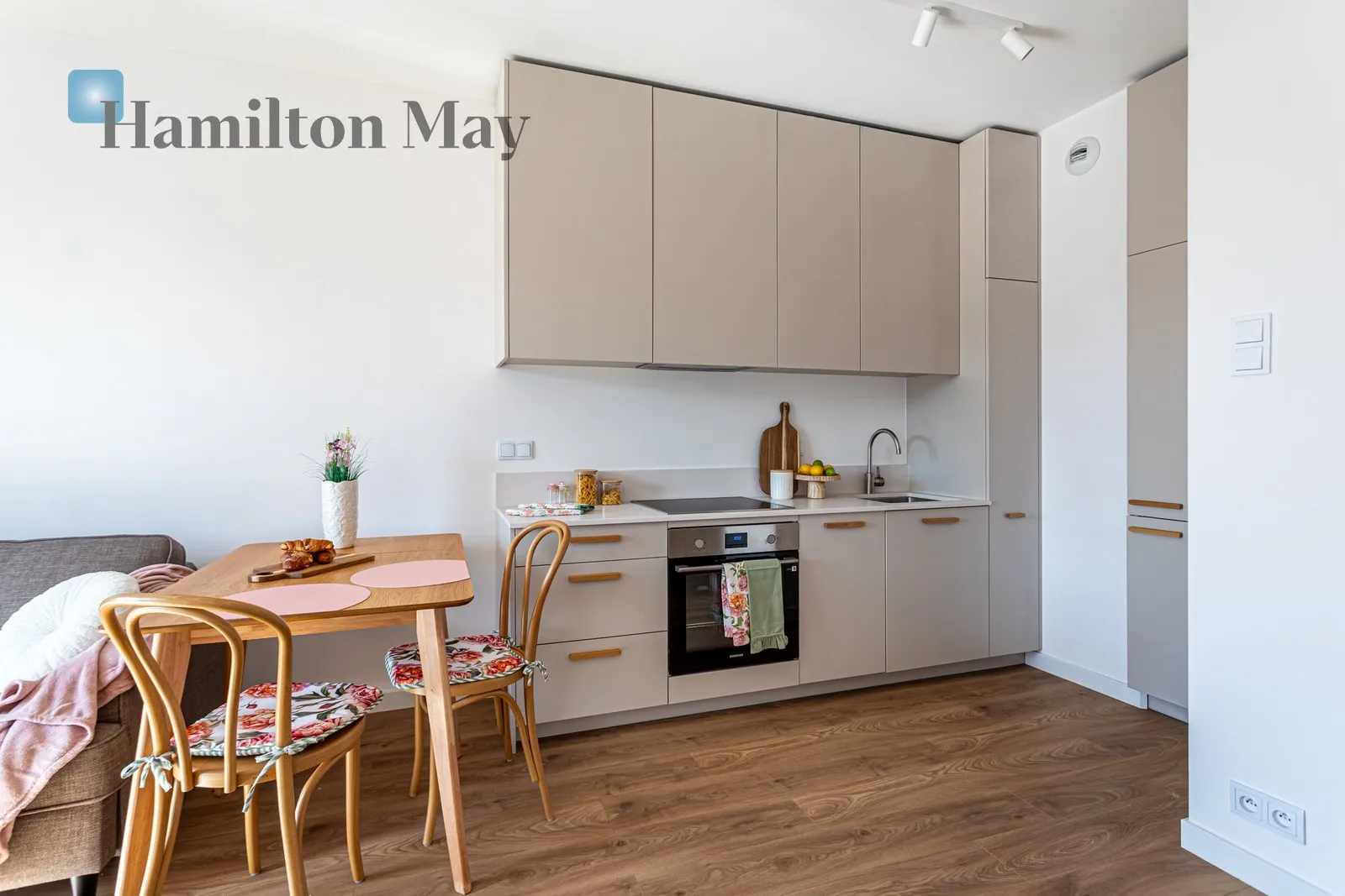 Street: Wschodu Słońca Region: Włochy Subregion: Raków Distance to centre: 5.73 km Level: 6 Price: 861506.37 PLN Bedrooms: 1 Bathrooms: 1 Size: 37.1m2 - slider