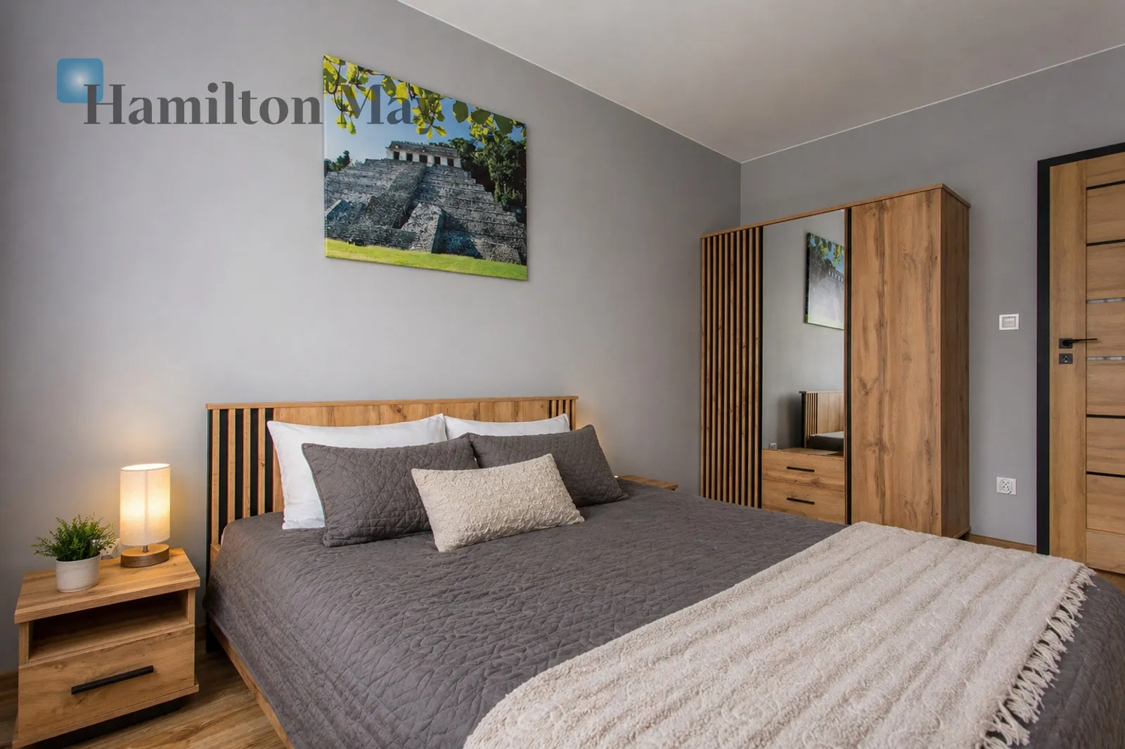 Nowoczesne dwupokojowe mieszkanie z balkonem i miejscem postojowym naziemnym do dyspozycji najemcy.  - slider