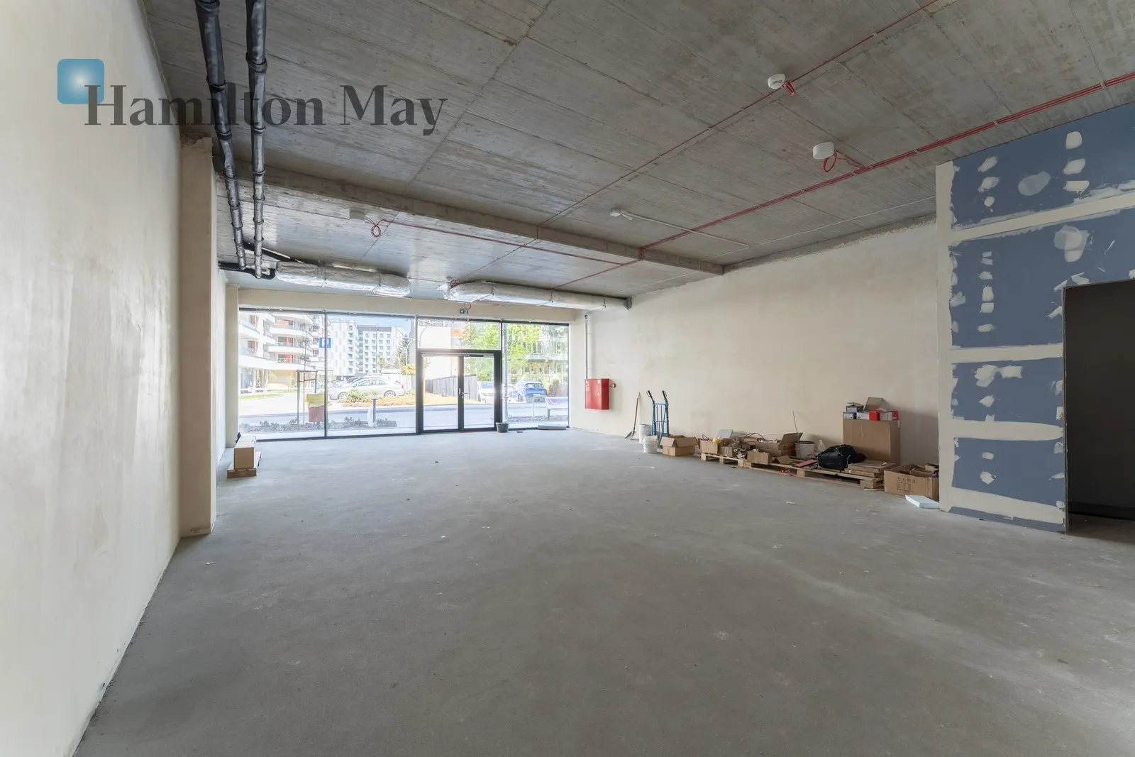 Modern service premises with parking - slider