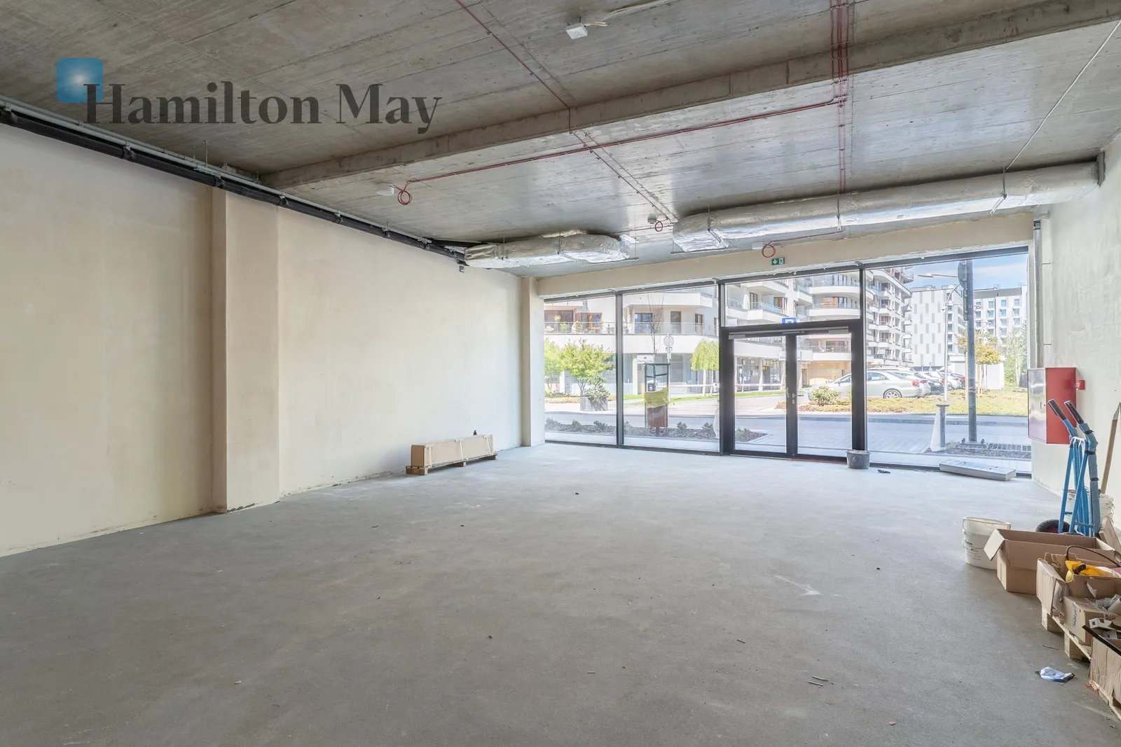 Modern service premises with parking - slider