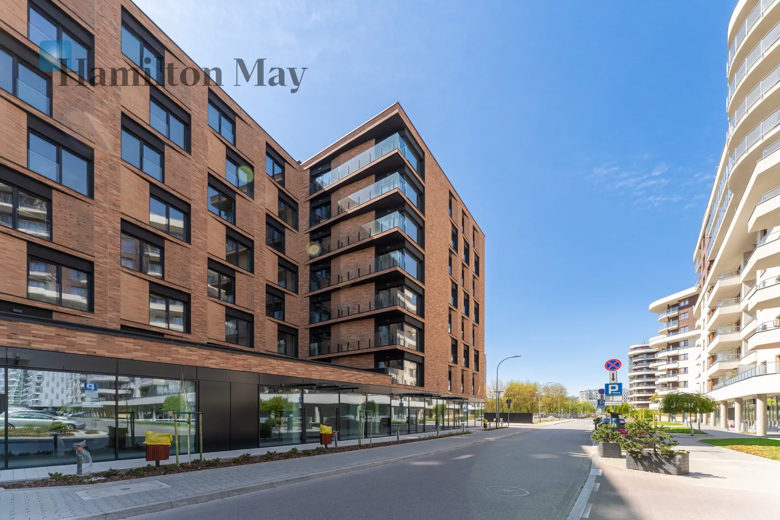 Modern service premises with parking - slider