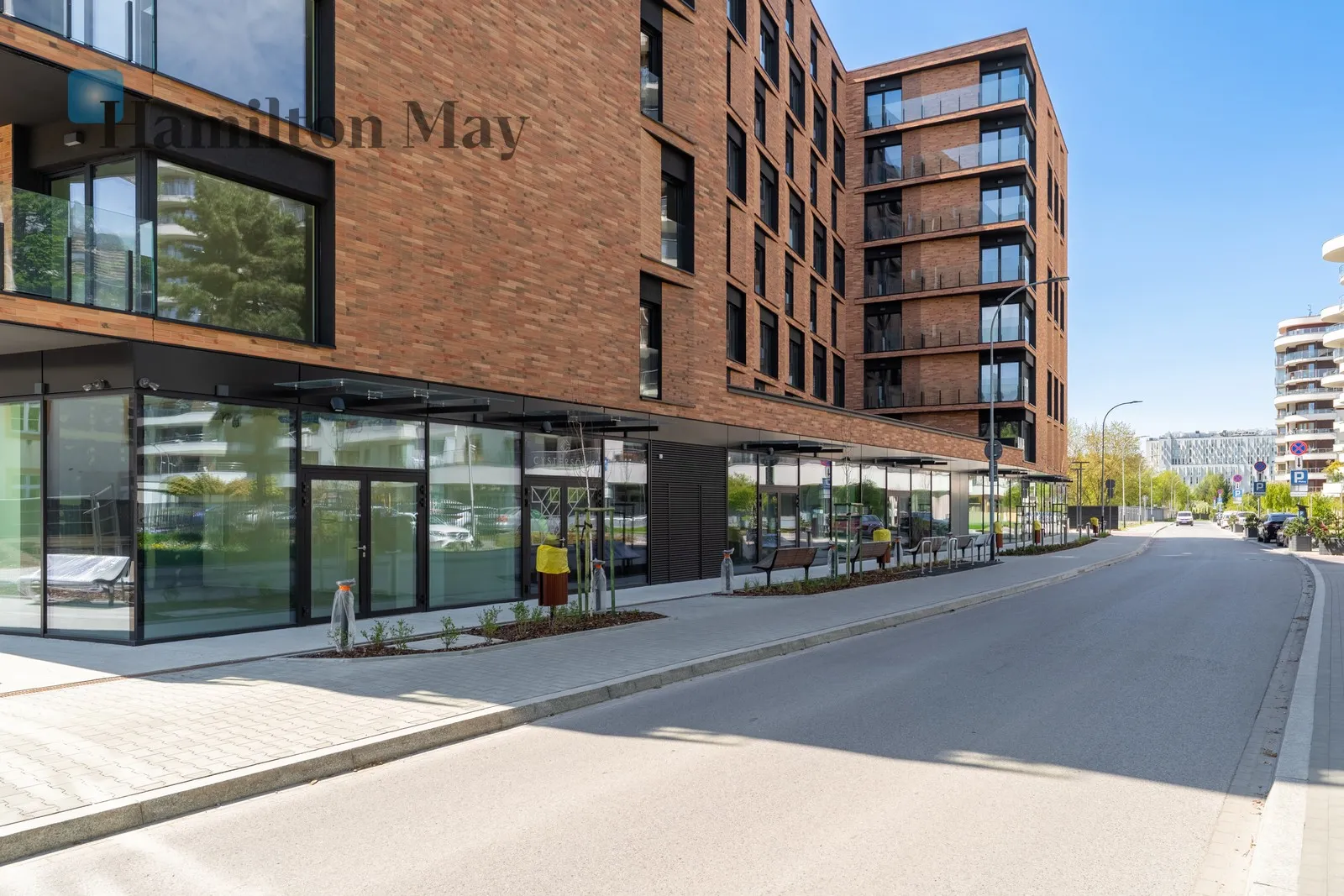 Modern service premises with parking - slider