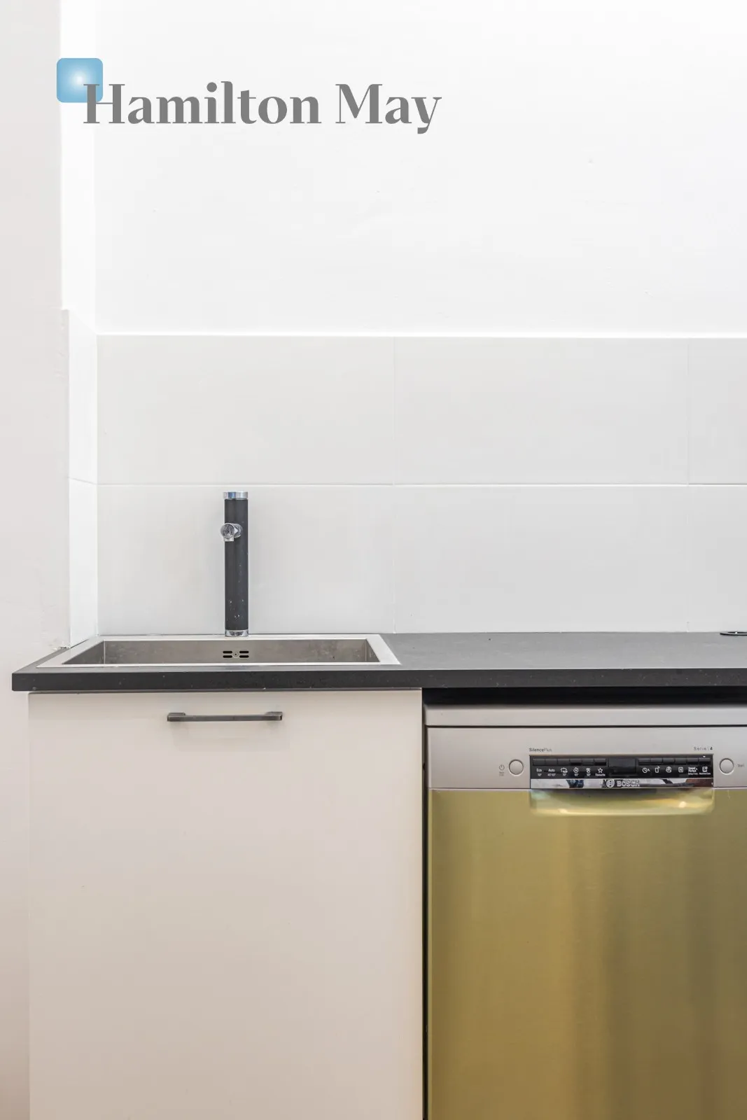 City: Warszawa Street: Hoża Region: Śródmieście Subregion: Śródmieście Północne Distance to centre: 0.47 km Level: 4 Price: 4500 PLN Bedrooms: 1 - slider