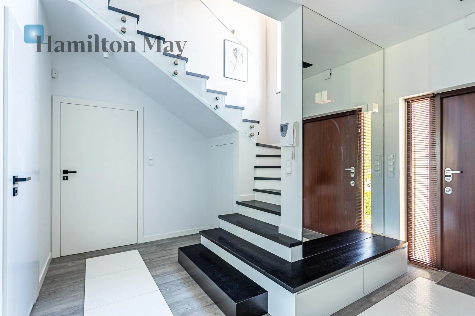 Price: 19000 PLN Bedrooms: 3 Bathrooms: 2 Plot size: 800m2 Price/m2: 63 PLN - slider