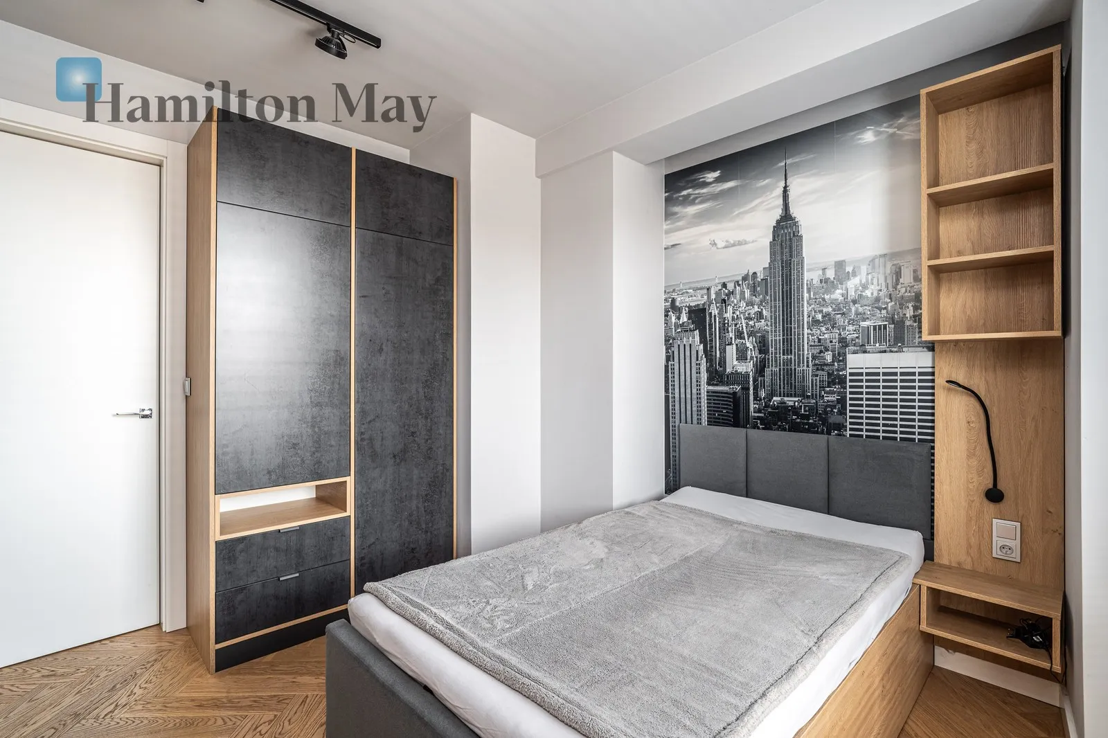 Distance to centre: 1.22 km Level: 4 Price: 10000 PLN Bedrooms: 2 - slider